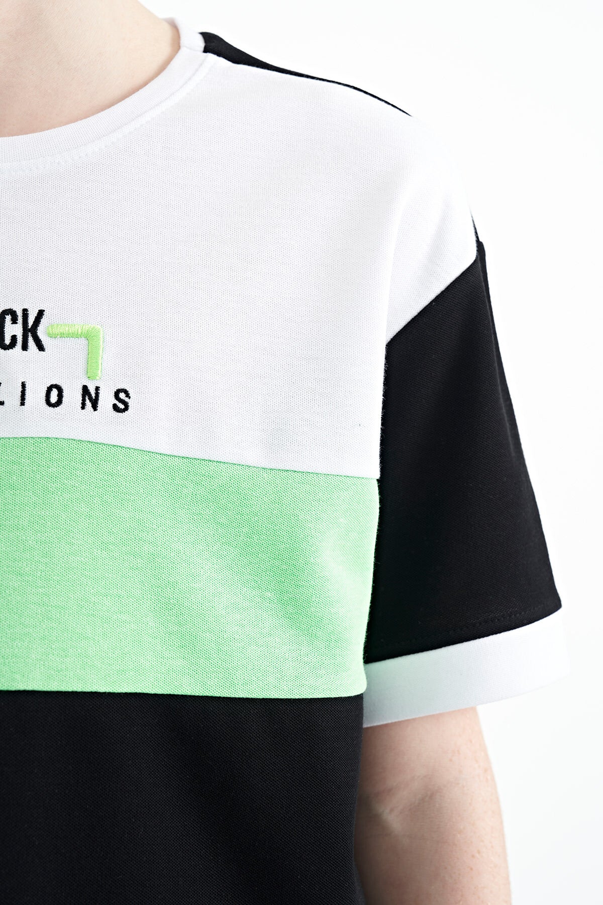 Siyah Renk Geçişli Nakışlı Oversize Erkek Çocuk T-Shirt - 11159