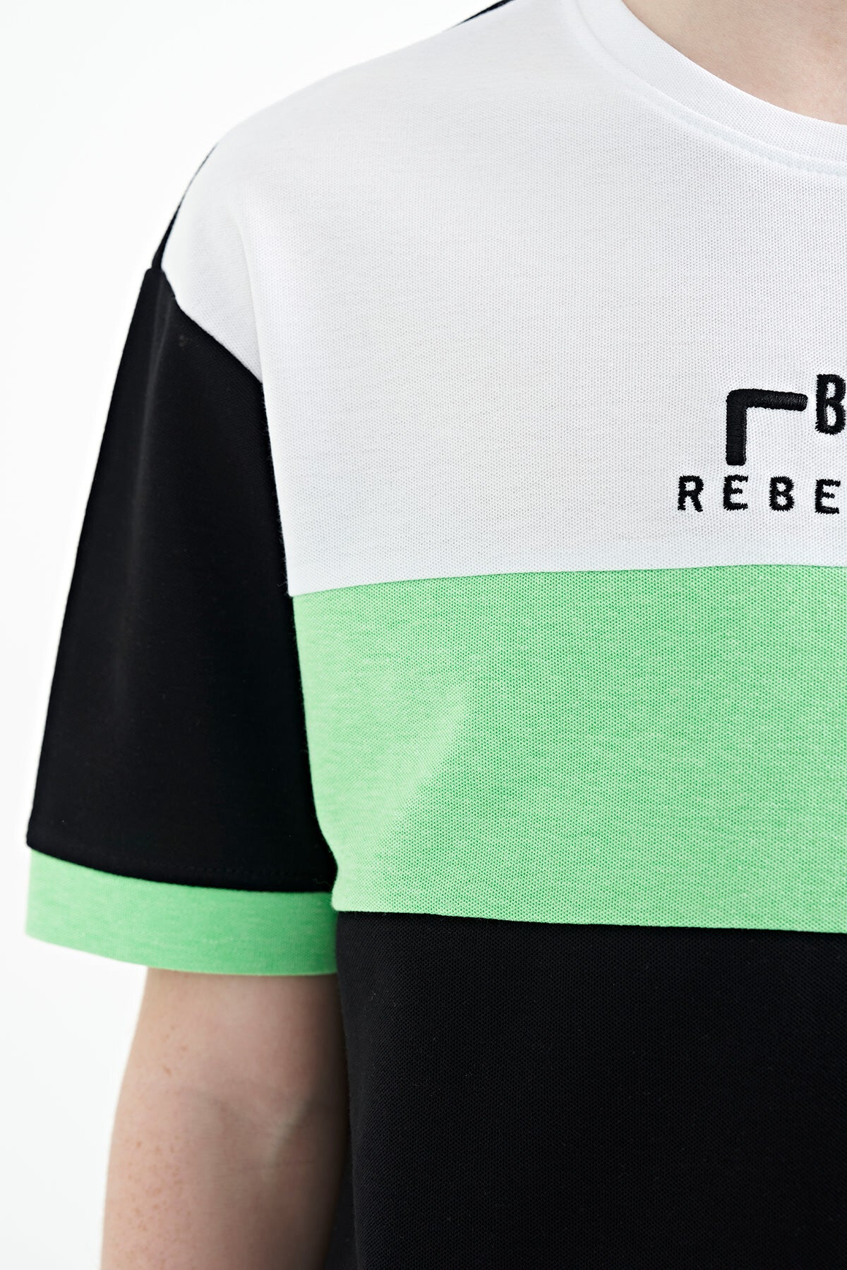 Siyah Renk Geçişli Nakışlı Oversize Erkek Çocuk T-Shirt - 11159