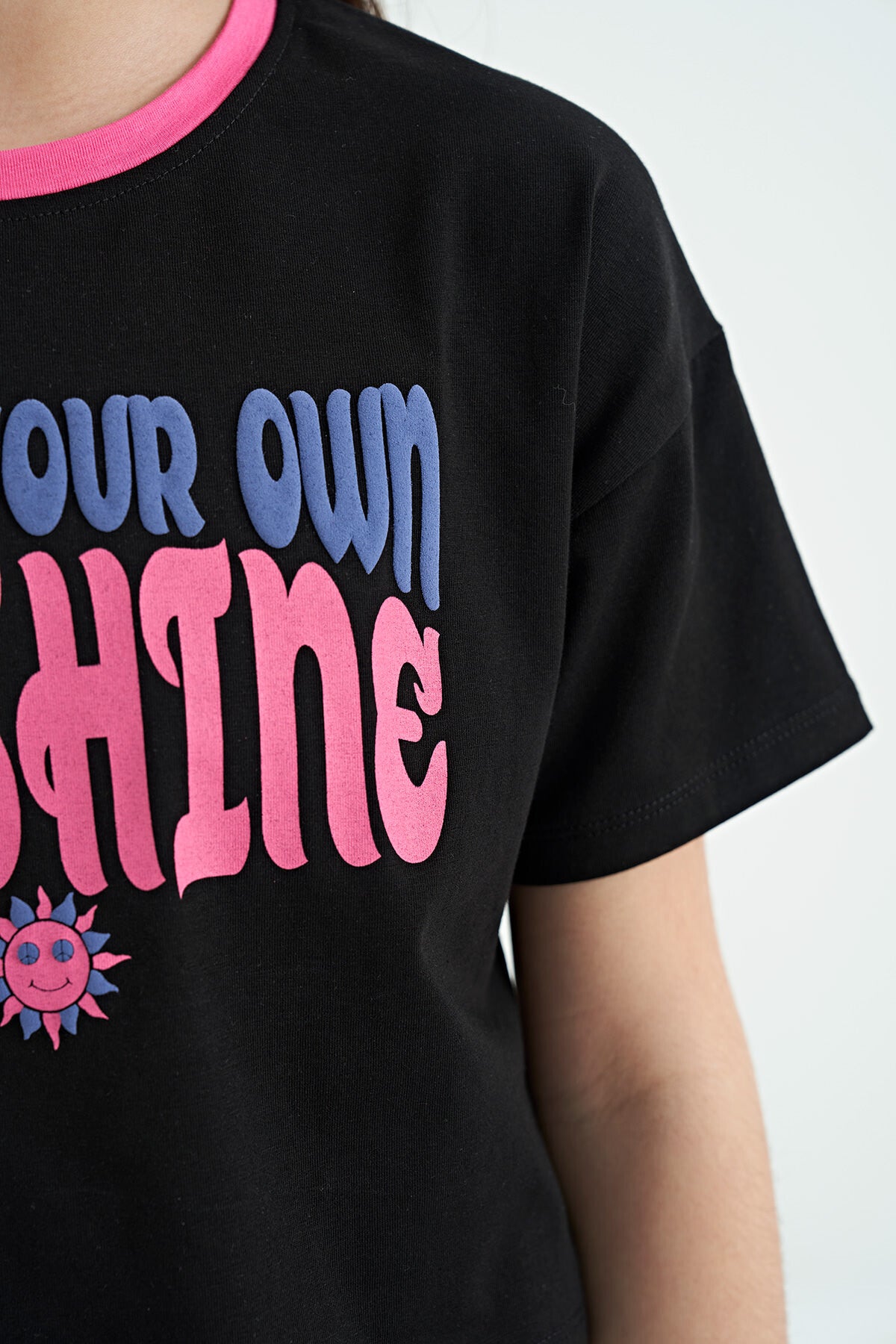 Siyah Renkli Yazı Baskılı O Yaka Oversize Kısa Kollu Kız Çocuk T-Shirt - 75111