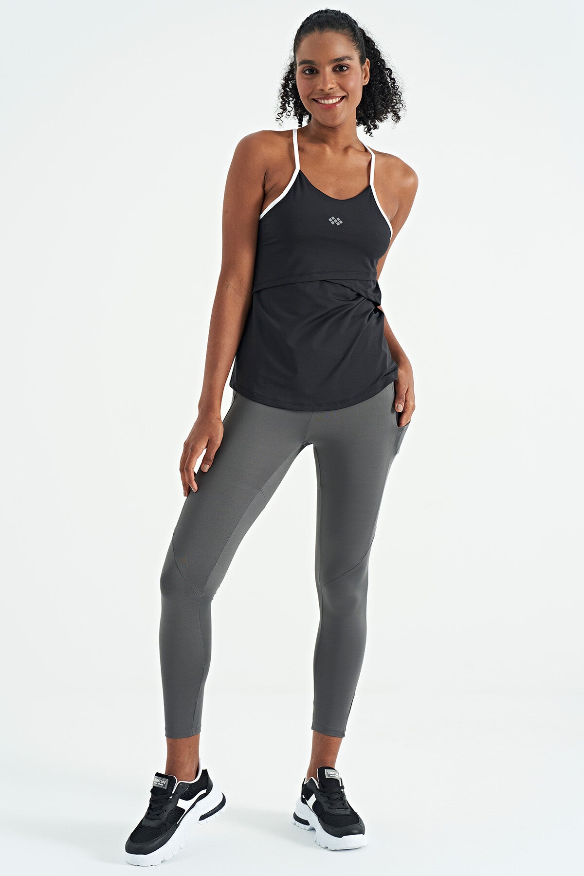 Siyah Sırt Çarpraz Askı Detaylı Standart Kalıp Kadın Spor Atlet - 97261