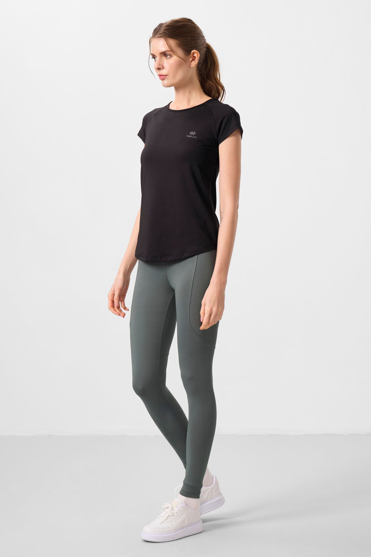 Siyah Sırt Pencereli Kısa Kol Standart Kalıp O Yaka Kadın T-Shirt - 97101