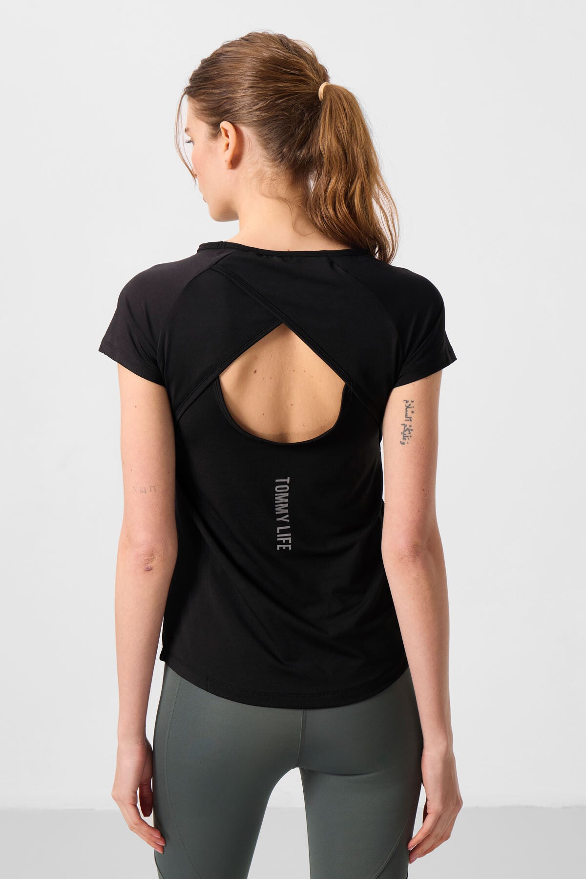 Siyah Sırt Pencereli Kısa Kol Standart Kalıp O Yaka Kadın T-Shirt - 97101