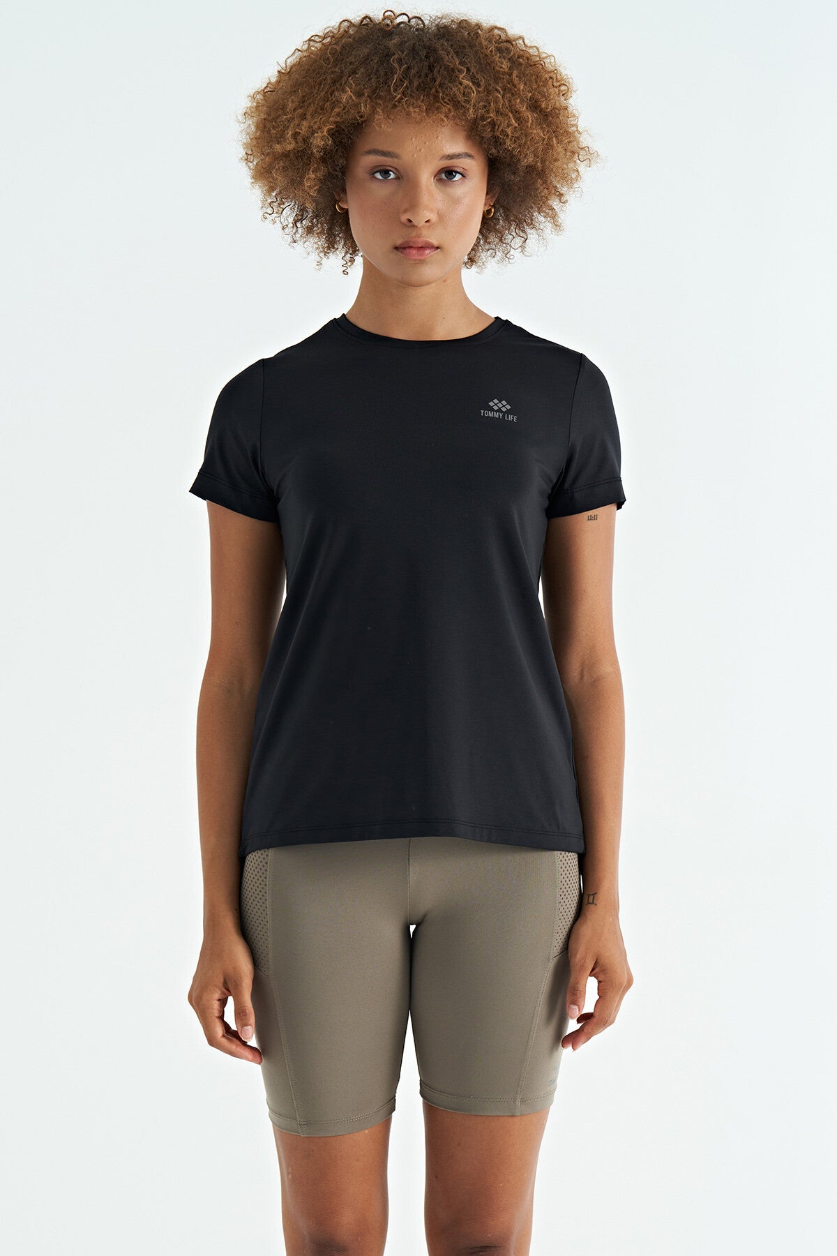 Siyah Sırt Yırtmaç Detaylı O Yaka Kısa Kollu Standart Kalıp Kadın T-Shirt - 97267