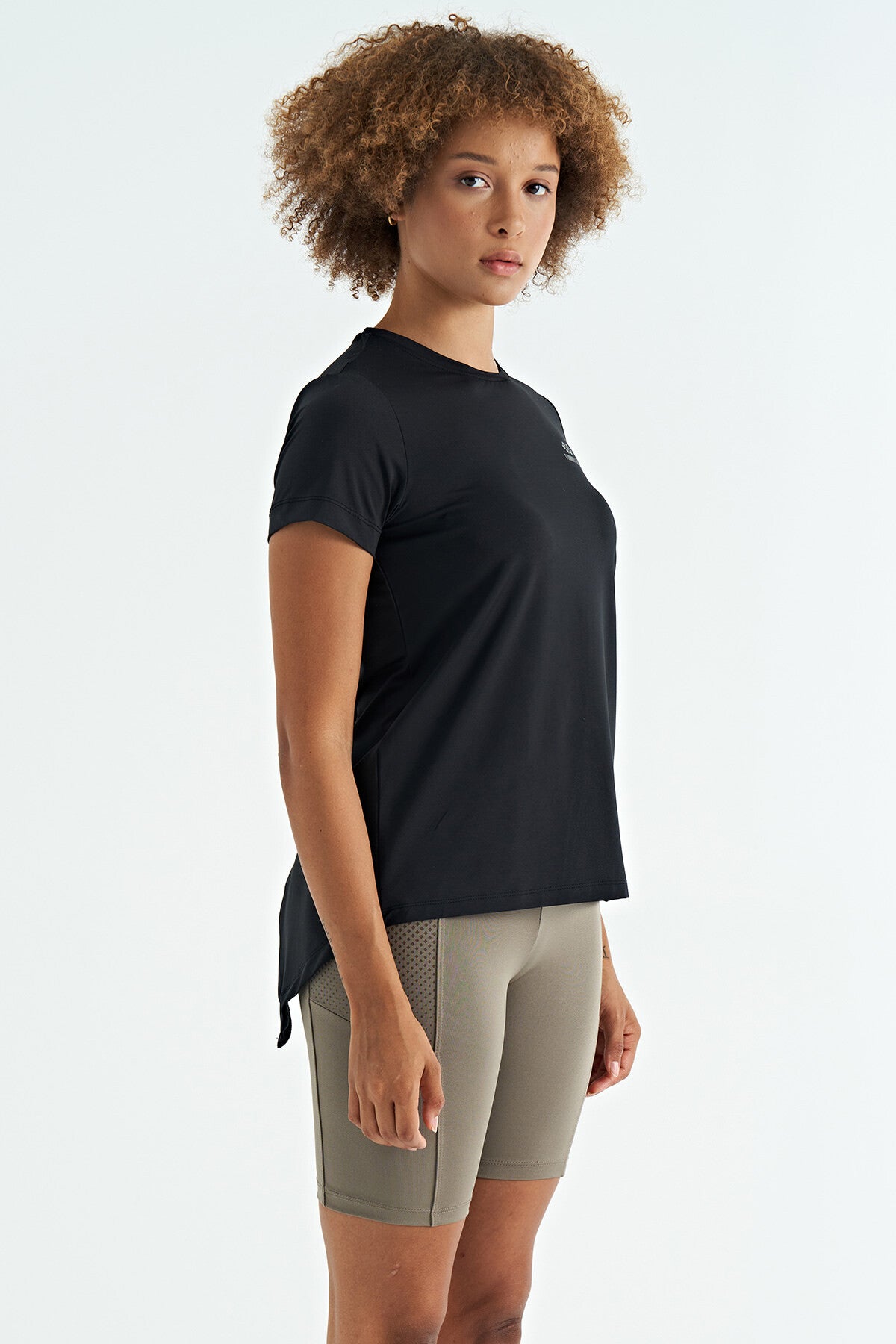 Siyah Sırt Yırtmaç Detaylı O Yaka Kısa Kollu Standart Kalıp Kadın T-Shirt - 97267