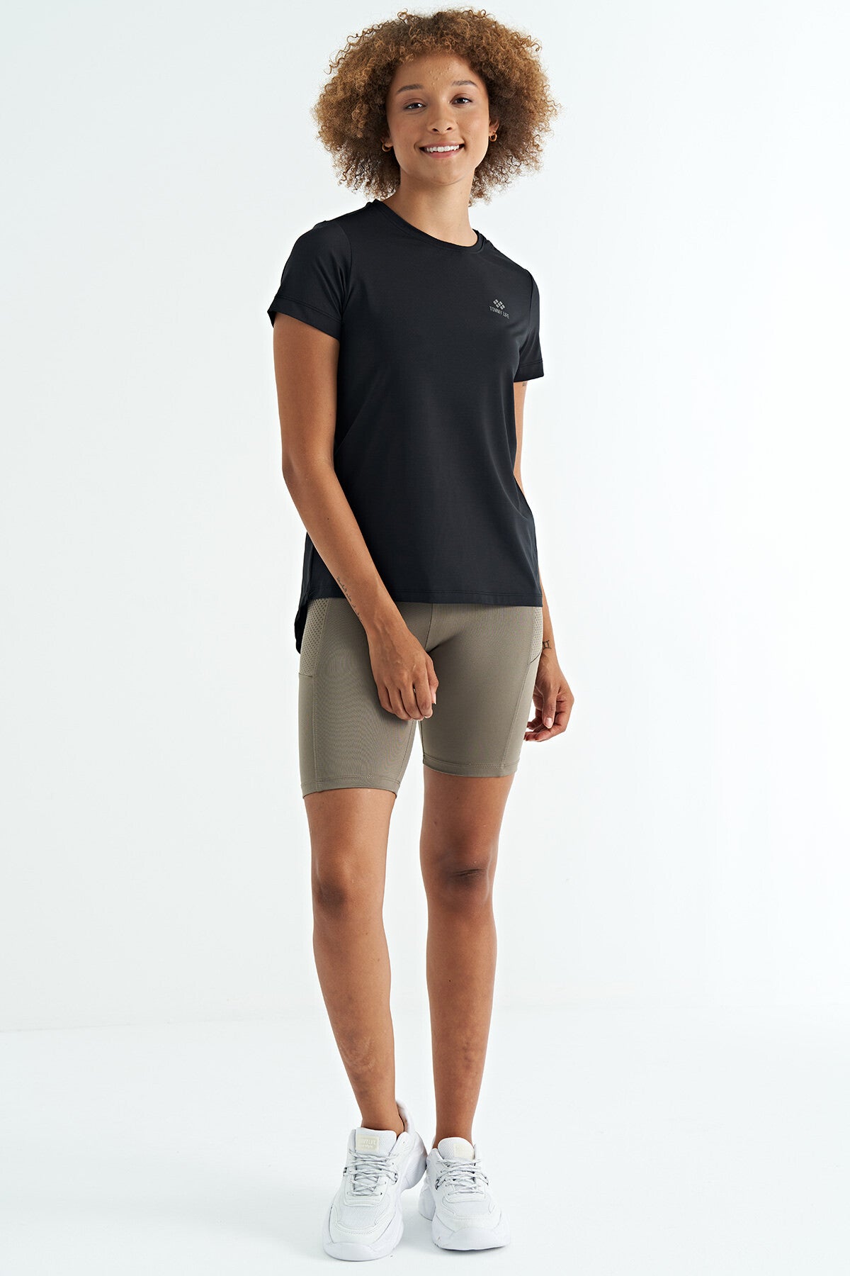 Siyah Sırt Yırtmaç Detaylı O Yaka Kısa Kollu Standart Kalıp Kadın T-Shirt - 97267