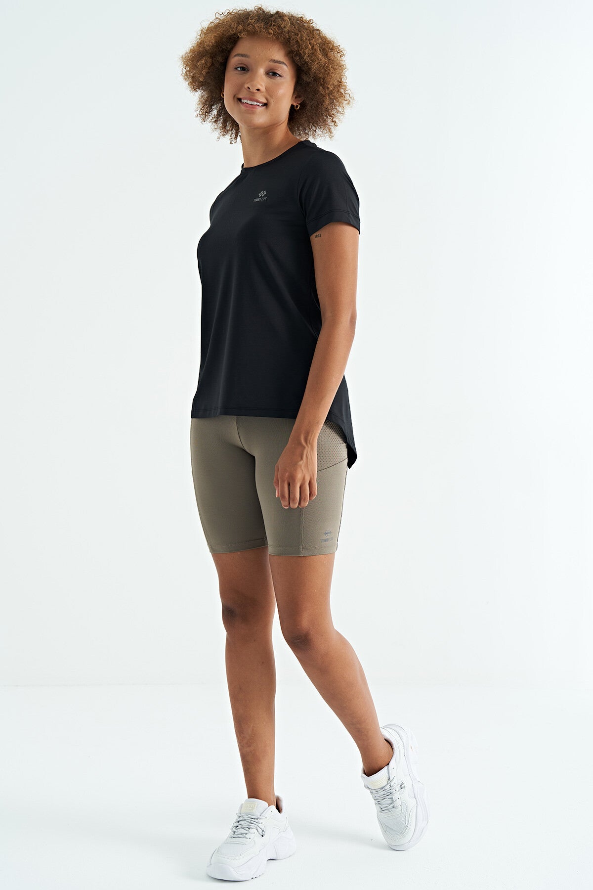 Siyah Sırt Yırtmaç Detaylı O Yaka Kısa Kollu Standart Kalıp Kadın T-Shirt - 97267