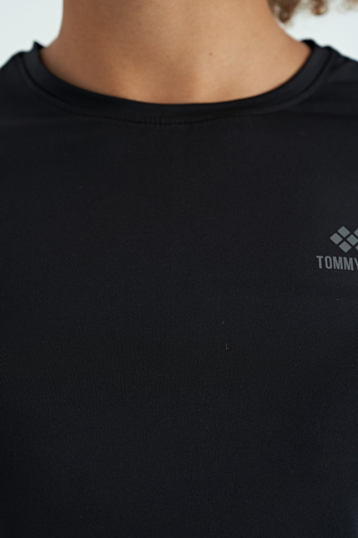 Siyah Sırt Yırtmaç Detaylı O Yaka Kısa Kollu Standart Kalıp Kadın T-Shirt - 97267