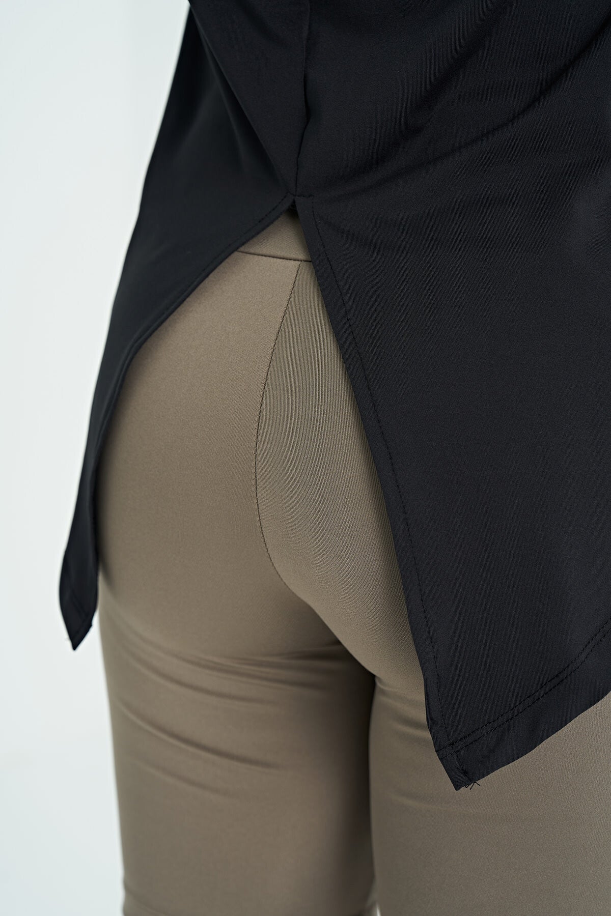 Siyah Sırt Yırtmaç Detaylı O Yaka Kısa Kollu Standart Kalıp Kadın T-Shirt - 97267