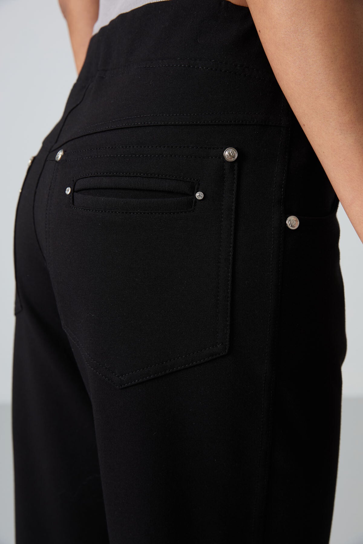 Siyah Taş Detaylı Cepli Rahat Form Klasik Paça Kadın Eşofman Altı - 94007