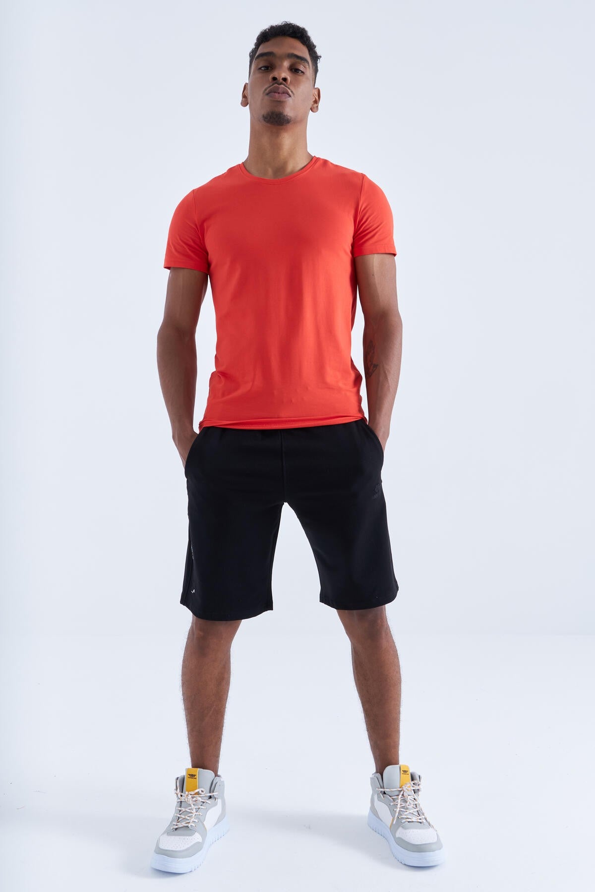 Siyah Tek Fermuar Cep Detaylı Bağcıklı Standart Kalıp Erkek Şort - 81202