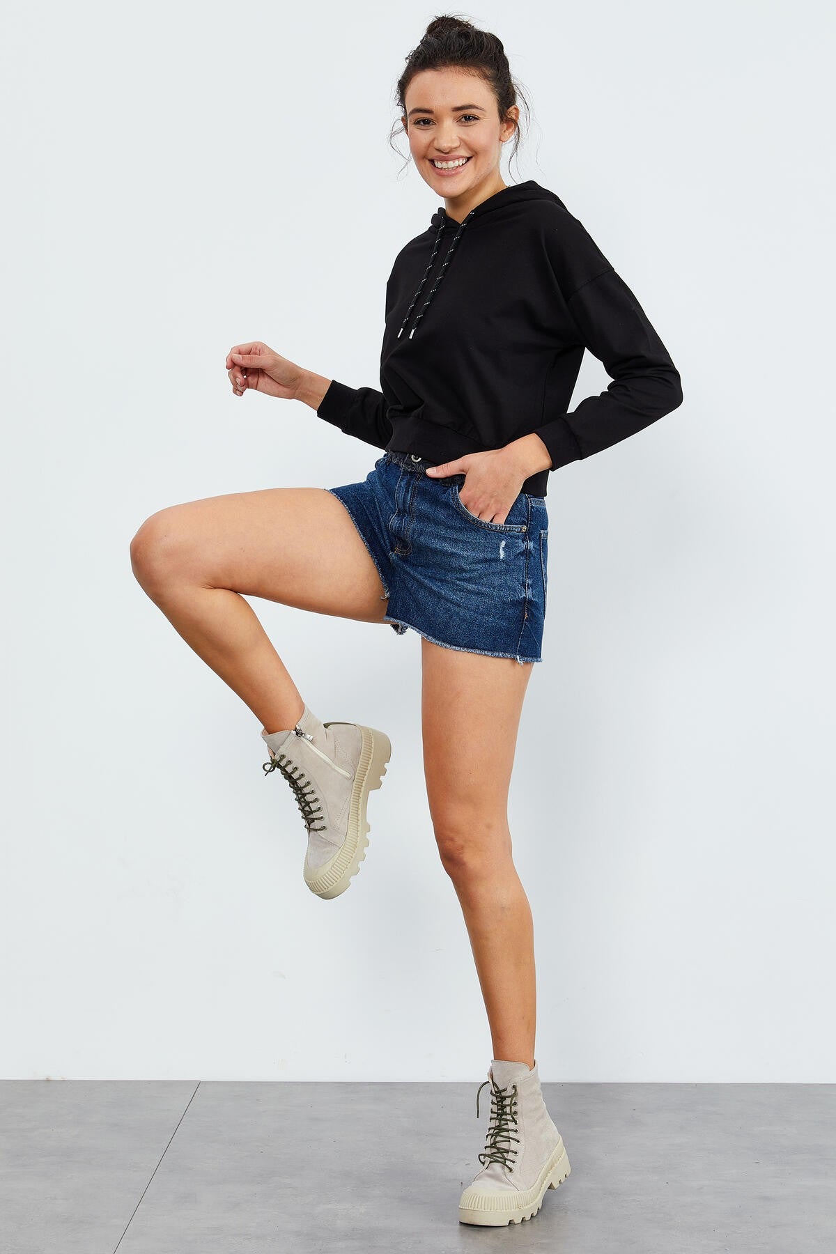 Siyah Uzun Kol Rahat Form Kapüşonlu Kadın Sweatshirt - 97115