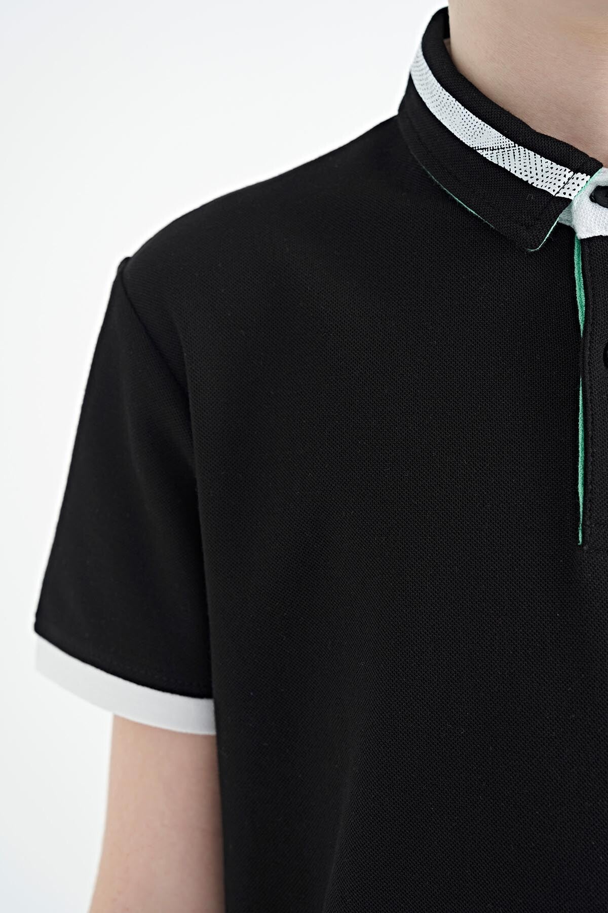 Siyah Yakası Renk Bloklu Baskı Detaylı Standart Kalıp Erkek Çocuk T-Shirt - 11111