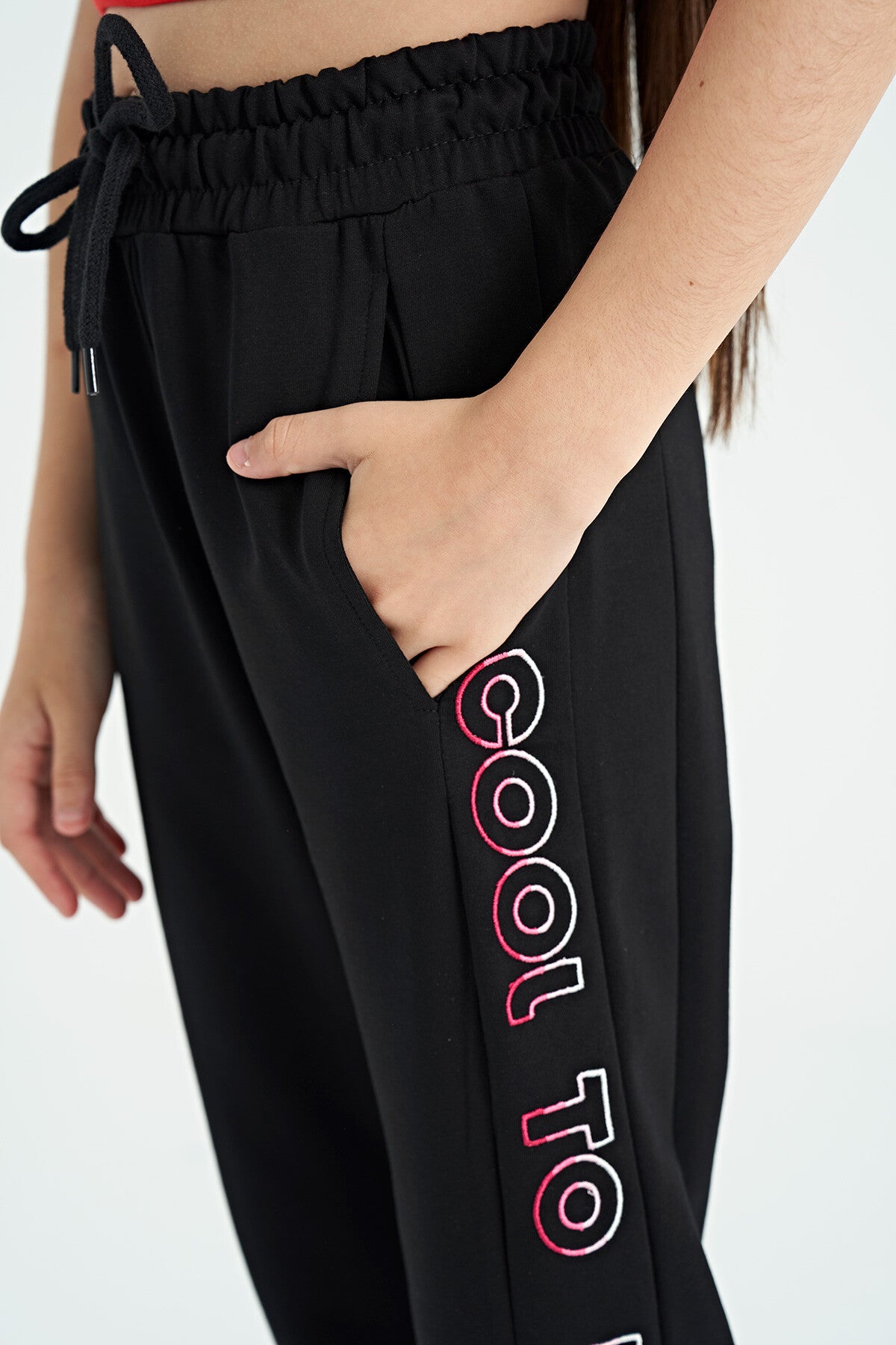 Siyah Yan Yazı Nakışlı Bağcıklı Standart Kalıp Jogger Kız Çocuk Eşofman Alt - 75123