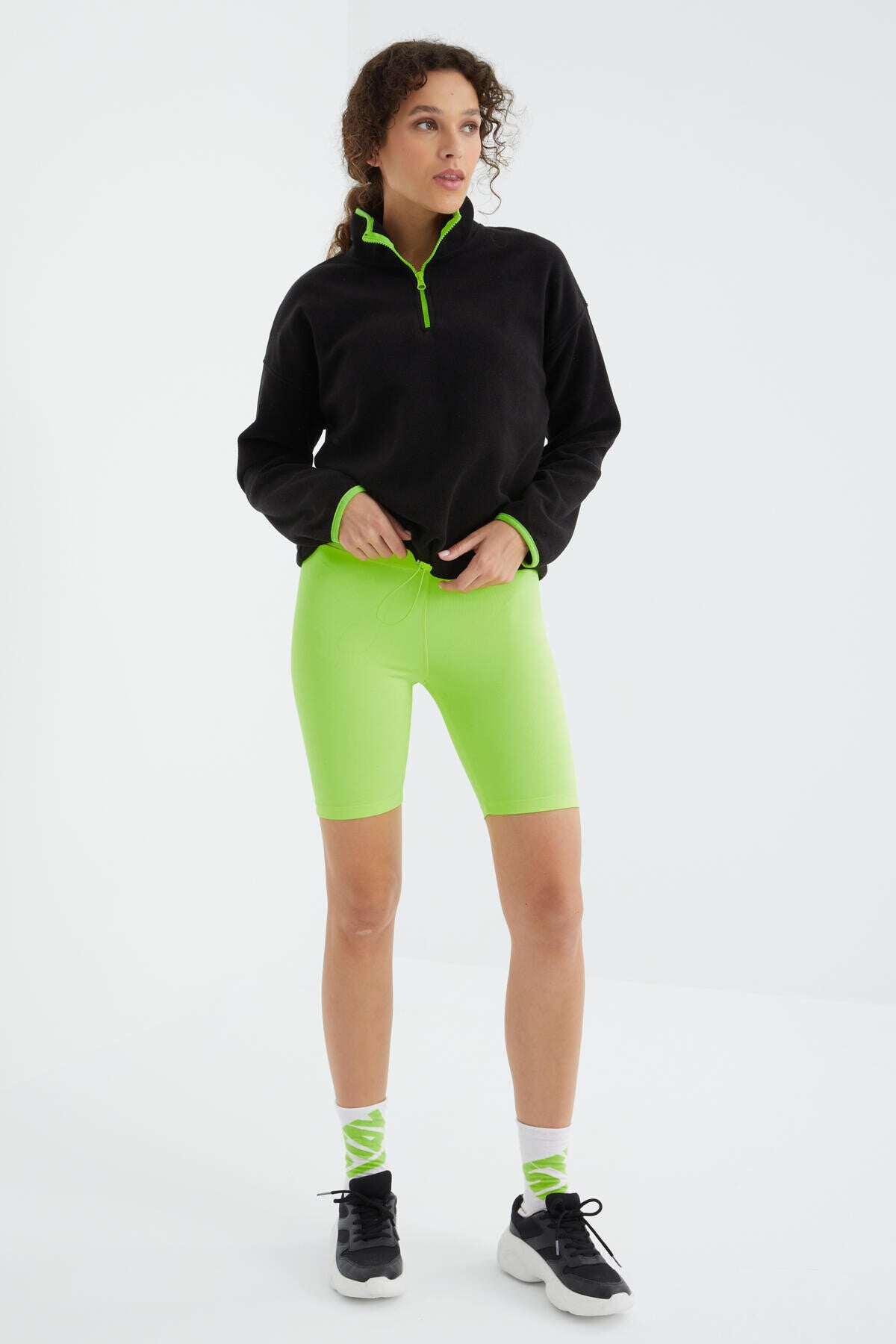 Siyah Yarım Fermuar Etek Ucu Büzgülü Dik Yaka Oversize Kadın Polar Sweatshirt - 97234