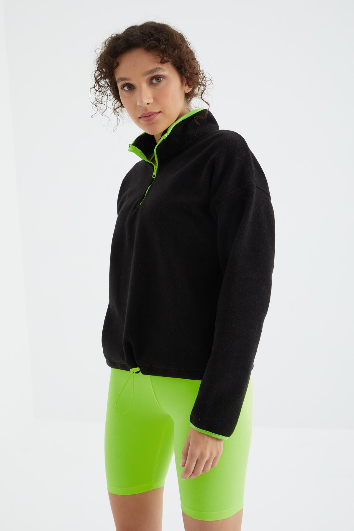 Siyah Yarım Fermuar Etek Ucu Büzgülü Dik Yaka Oversize Kadın Polar Sweatshirt - 97234