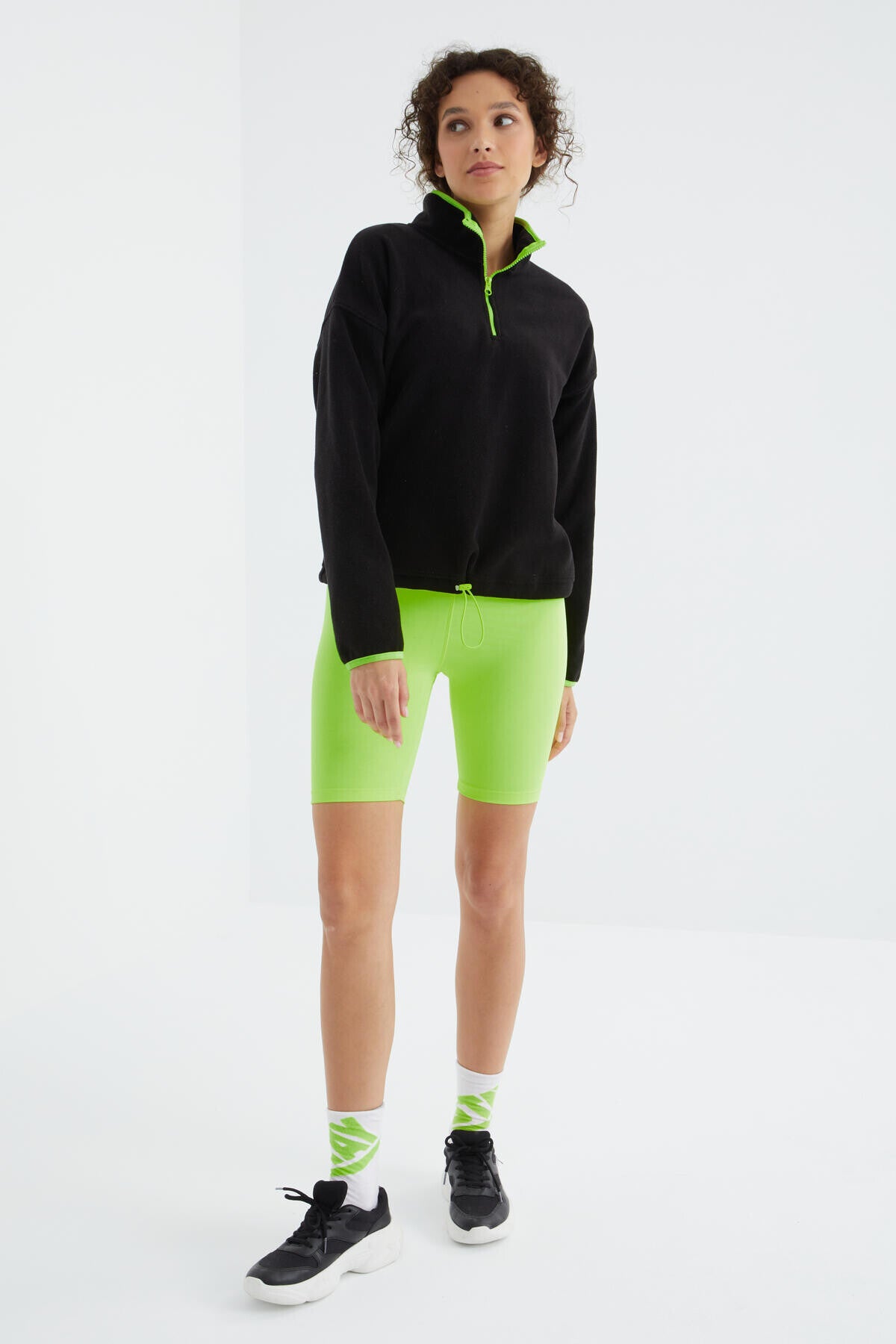 Siyah Yarım Fermuar Etek Ucu Büzgülü Dik Yaka Oversize Kadın Polar Sweatshirt - 97234