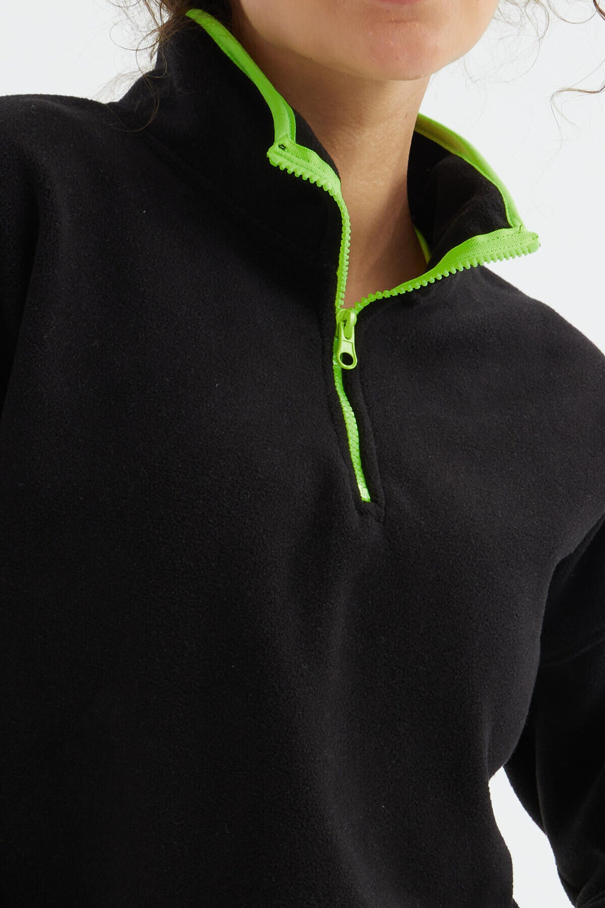 Siyah Yarım Fermuar Etek Ucu Büzgülü Dik Yaka Oversize Kadın Polar Sweatshirt - 97234