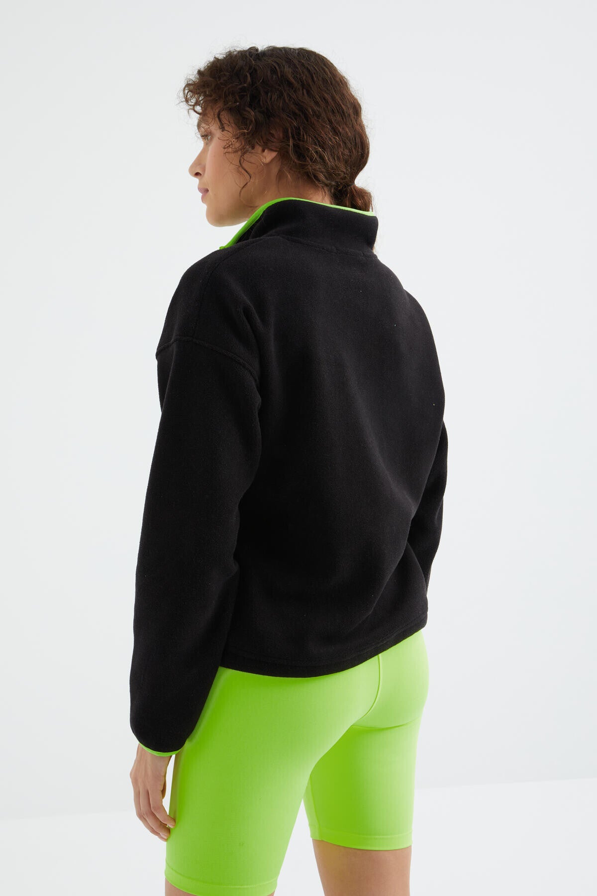 Siyah Yarım Fermuar Etek Ucu Büzgülü Dik Yaka Oversize Kadın Polar Sweatshirt - 97234