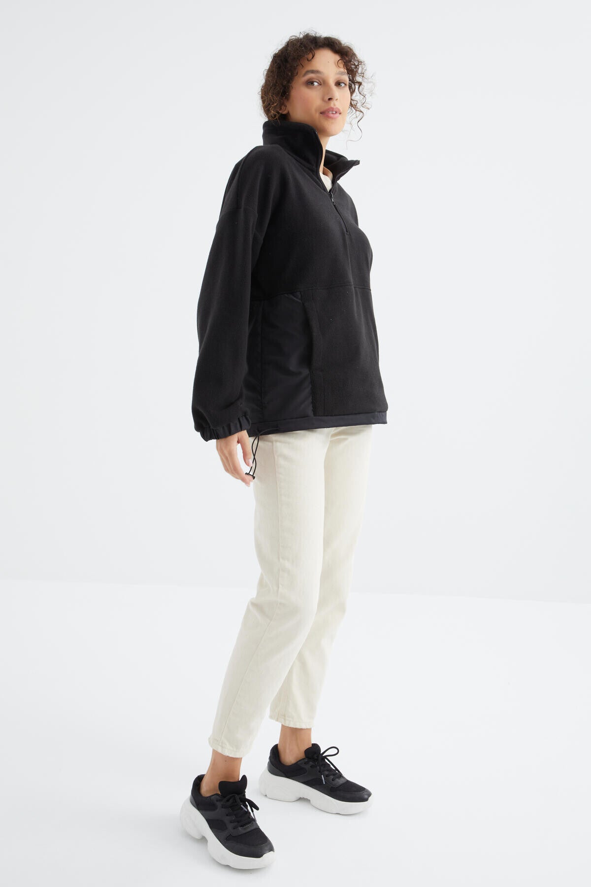 Siyah Yarım Fermuar Etek Ucu Büzgülü Dik Yaka Oversize Kadın Polar Sweatshirt - 97236