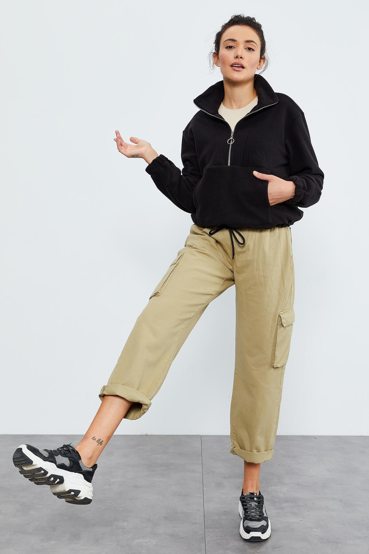 Siyah Yarım Fermuar Etek Ucu Büzgülü Kadın Polar Oversize Sweatshirt - 97171