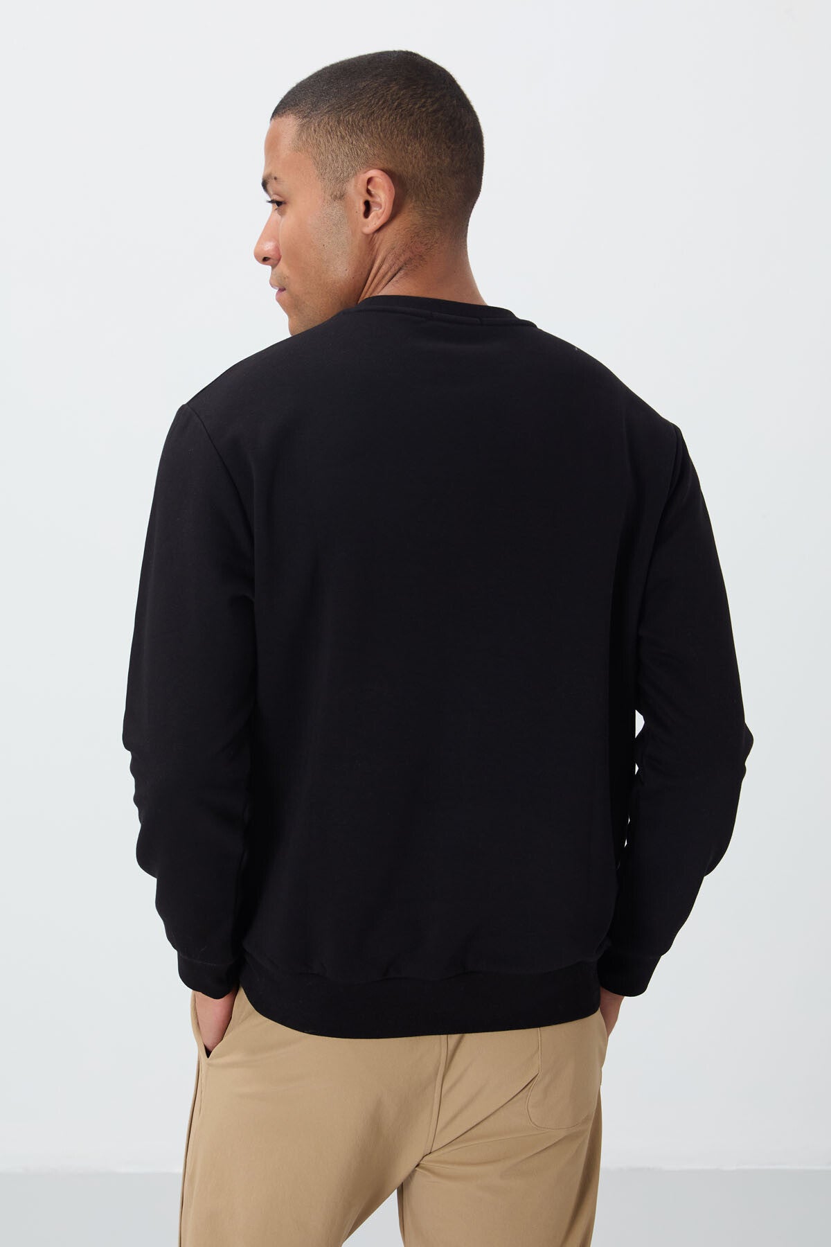 Siyah Yazı Nakışlı O Yaka Rahat Form İçi Polarlı Erkek Sweatshirt - 88020