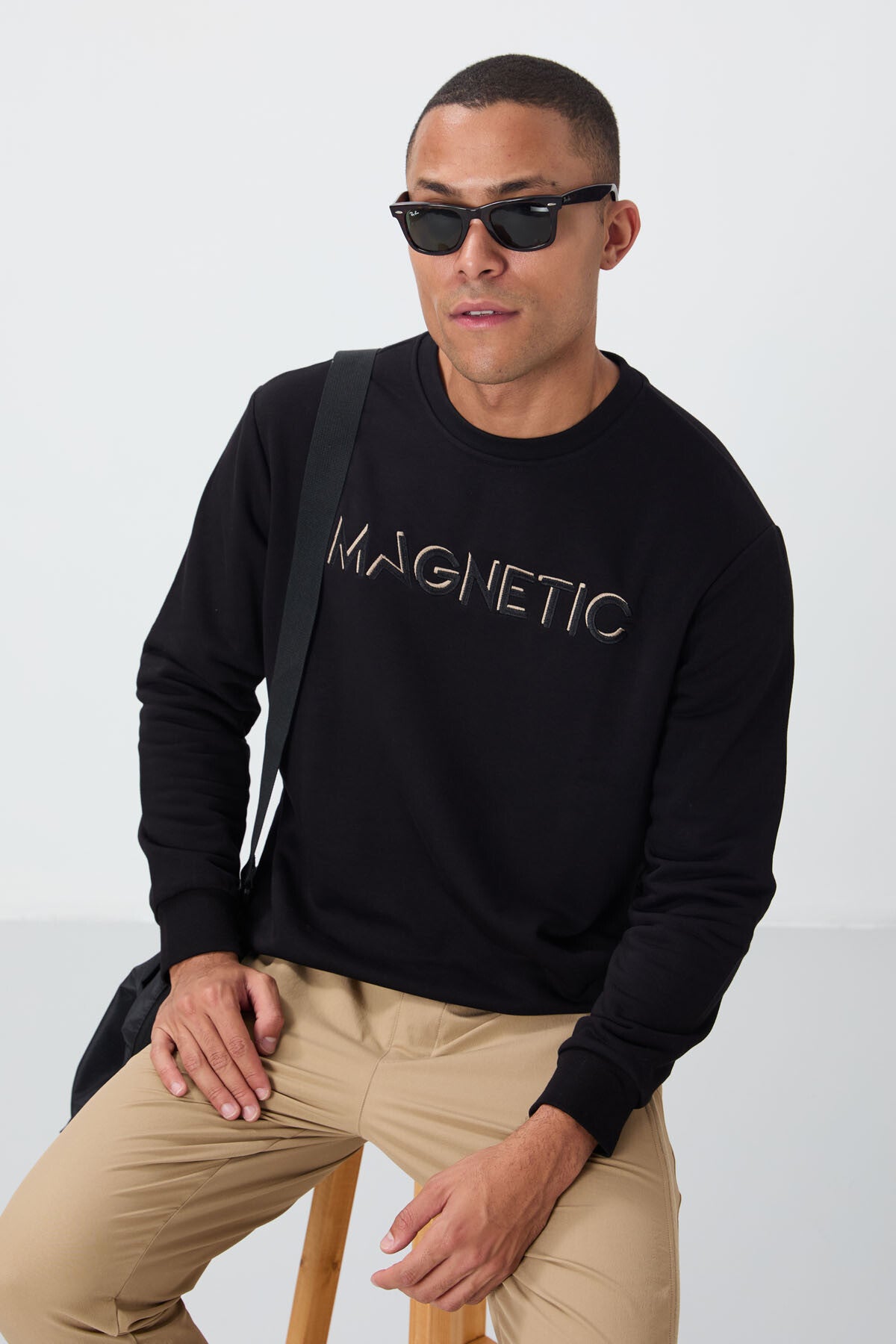 Siyah Yazı Nakışlı O Yaka Rahat Form İçi Polarlı Erkek Sweatshirt - 88020