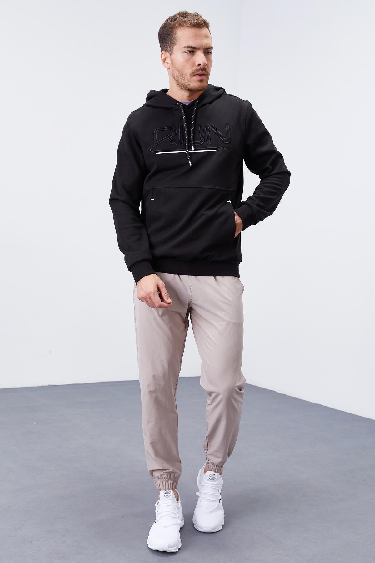 Siyah Yazı Nakışlı Standart Kalıp Kapüşonlu Erkek Sweatshirt - 87887