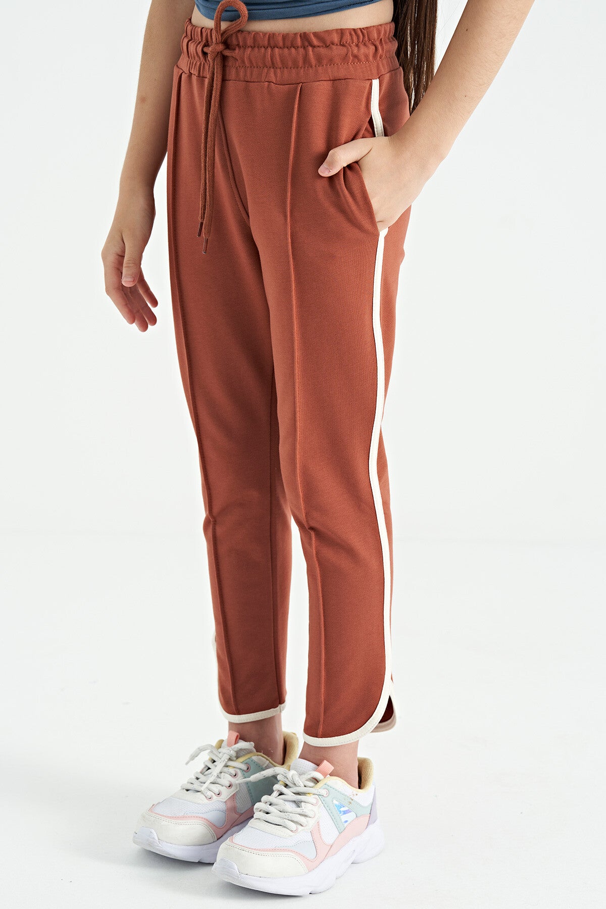 Tarçın Biye Detaylı Bağcıklı Ön Nevürlü Geniş Paçalı Kız Çocuk Eşofman Altı - 75124