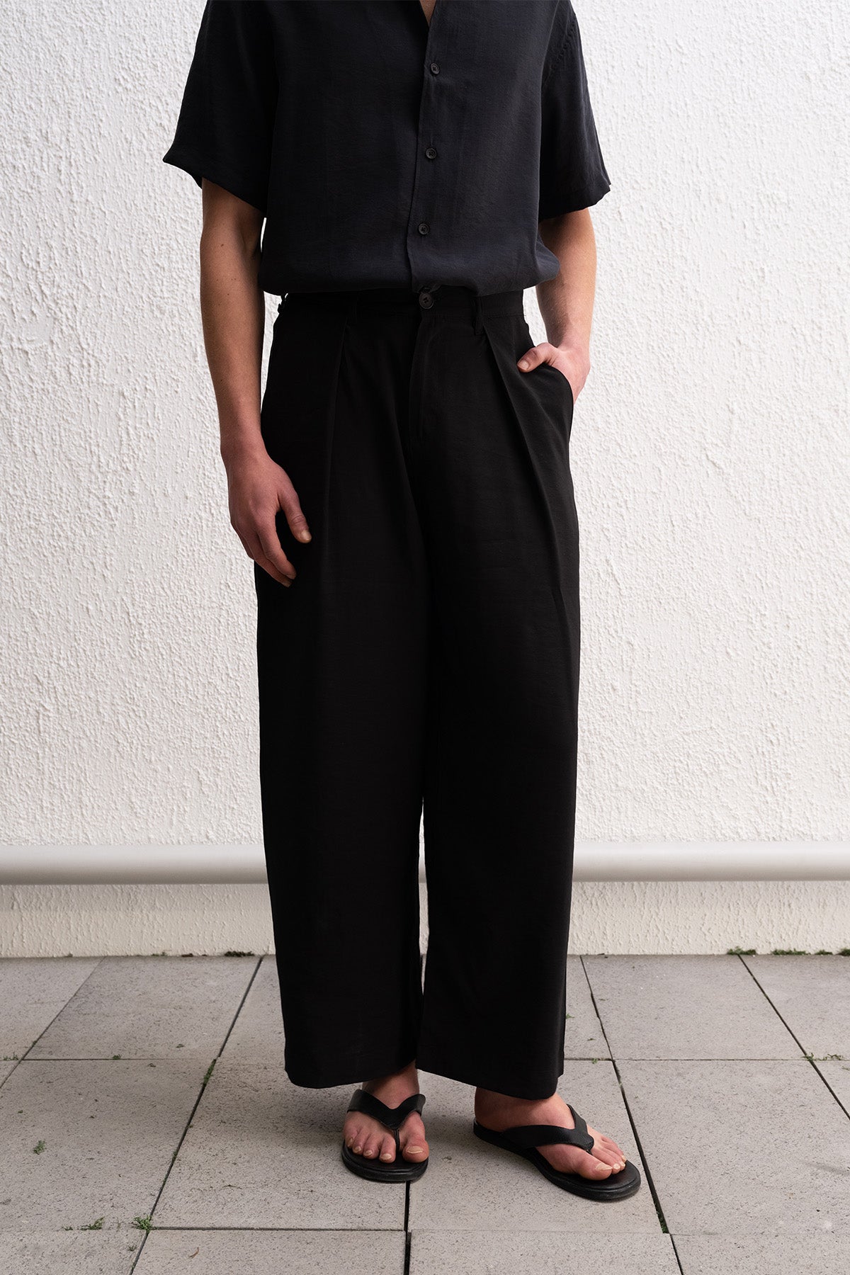 PİLİLİ DÖKÜMLÜ SİYAH PANTOLON