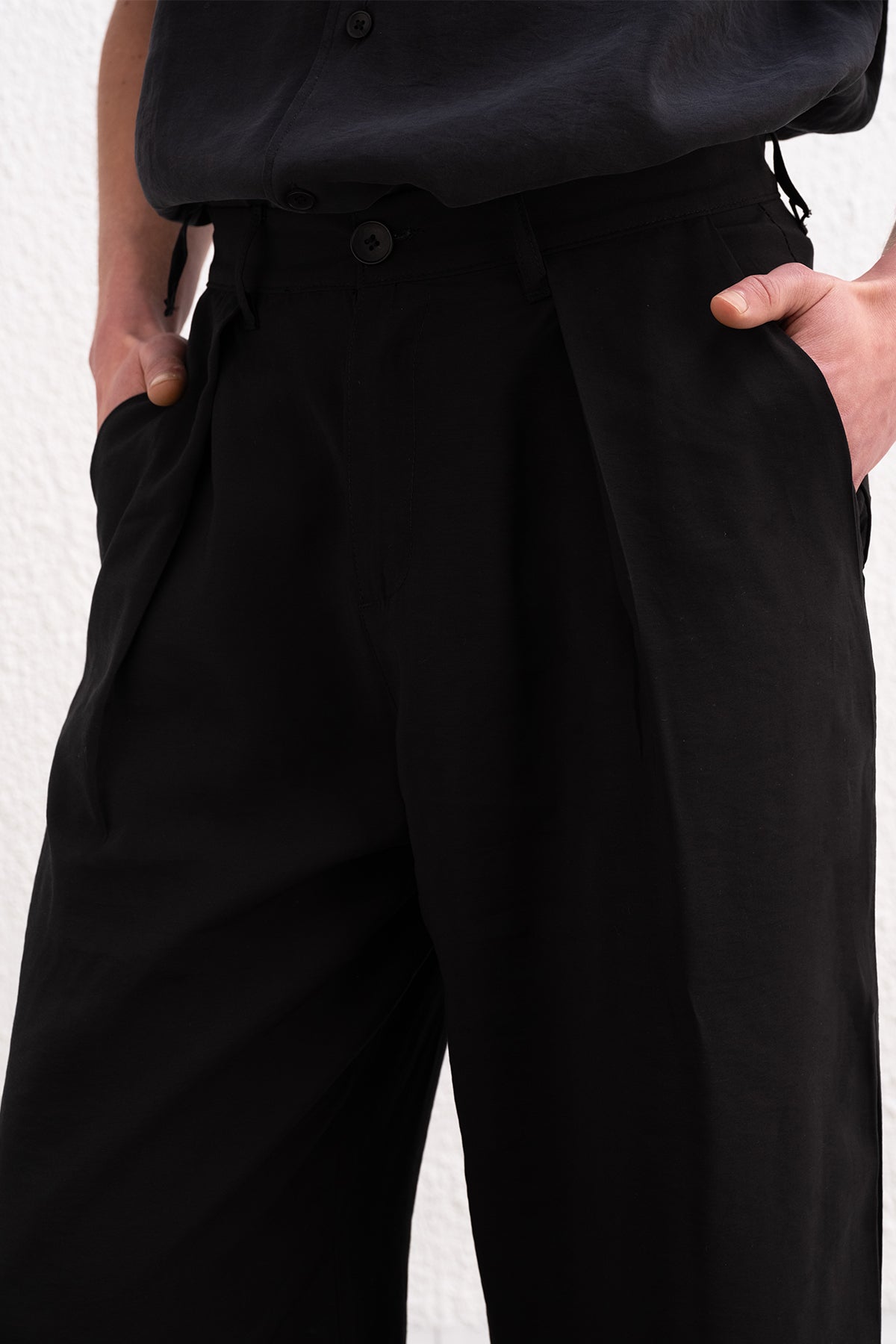 PİLİLİ DÖKÜMLÜ SİYAH PANTOLON