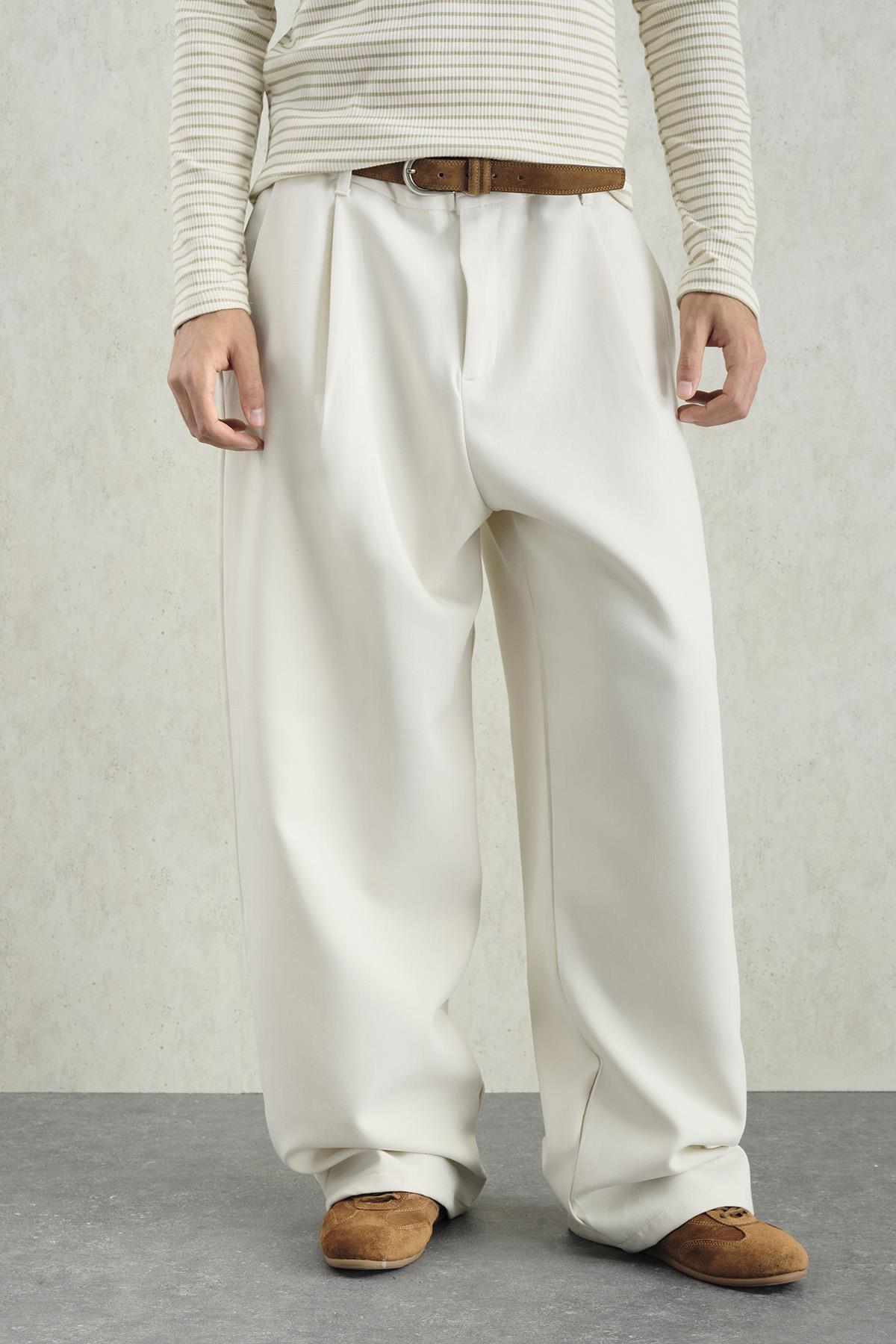 BOL KESİM GENİŞ PAÇALI PİLİLİ DÖKÜMLÜ BEJ PANTOLON