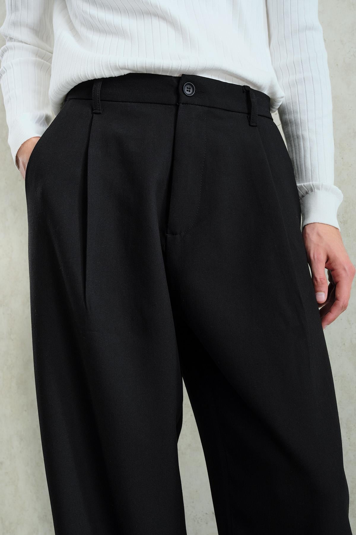 BOL KESİM GENİŞ PAÇALI PİLİLİ DÖKÜMLÜ SİYAH PANTOLON