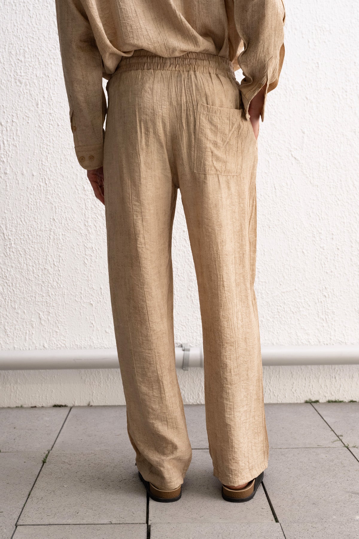 RAHAT KESİM EFEKTLİ BEJ PANTOLON