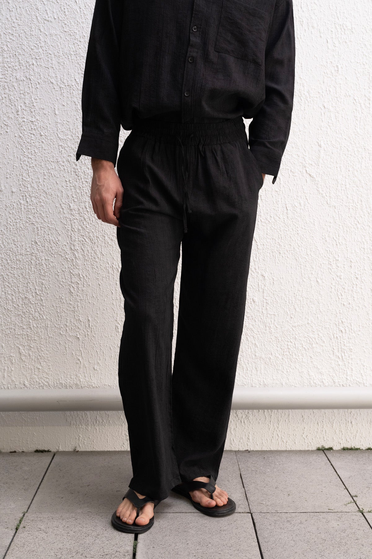 RAHAT KESİM EFEKTLİ SİYAH PANTOLON