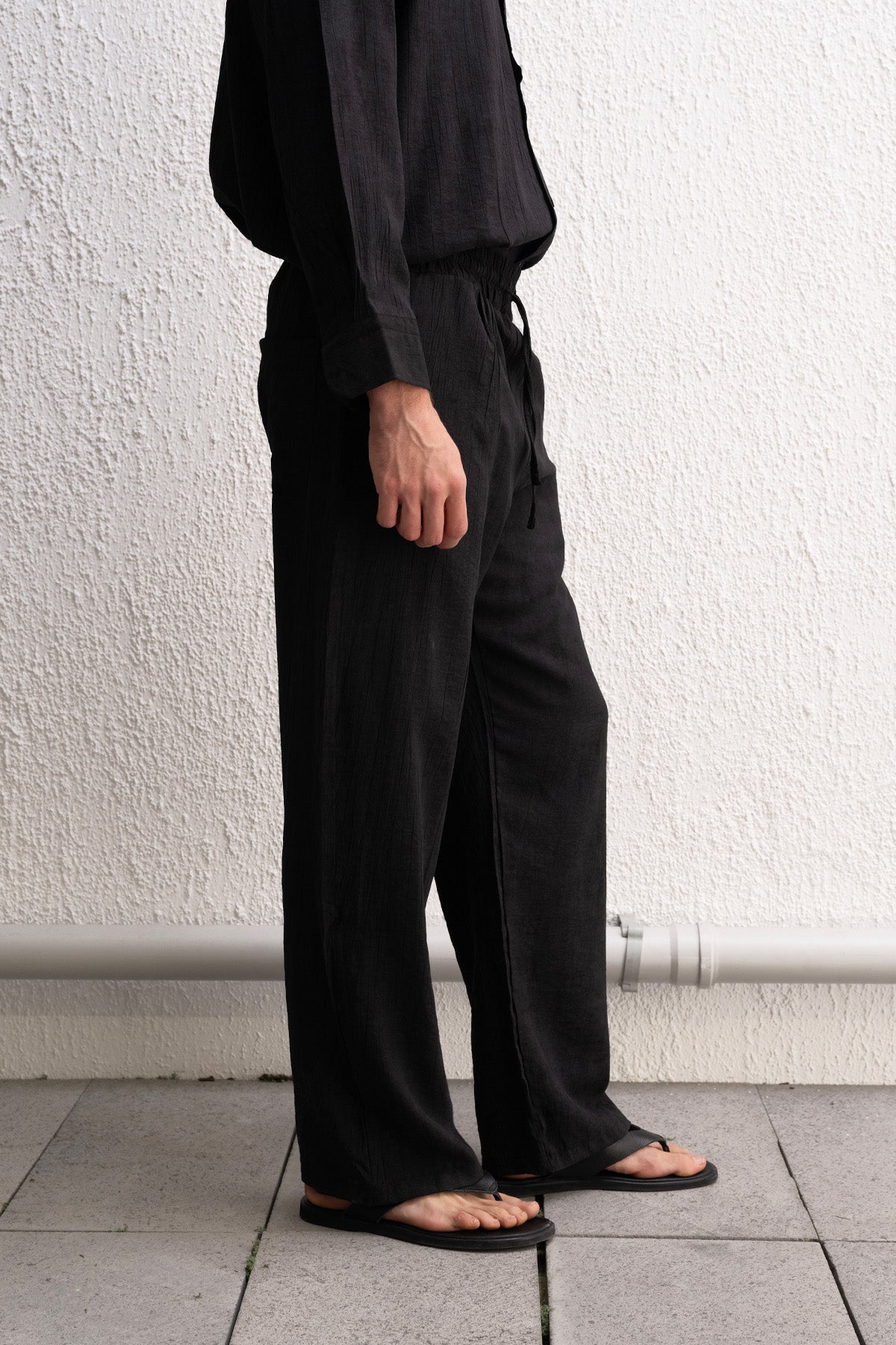 RAHAT KESİM EFEKTLİ SİYAH PANTOLON - SİYAH S