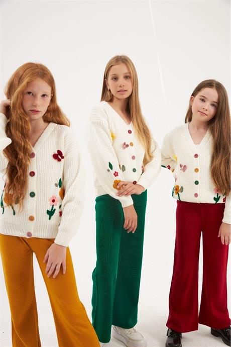 Renkli Düğmeli Floral Desenli Beyaz Triko Hırka Renkli Pantolon 2'li Takım