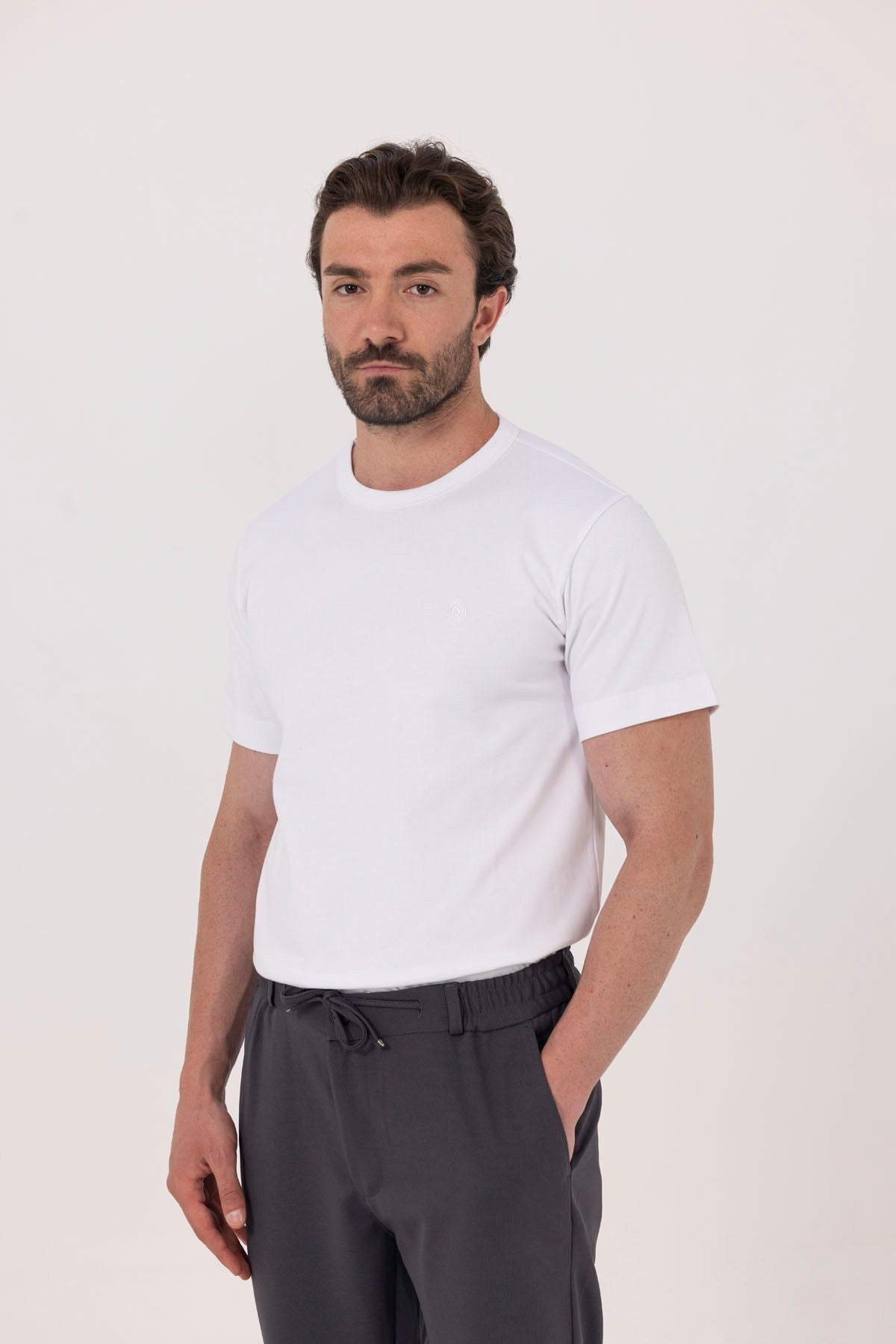 Erkek Beyaz Rahat Kesim Regular Fit %100 Pamuk Kısa Kollu Bisiklet Yaka Nakışlı Basic Tişört