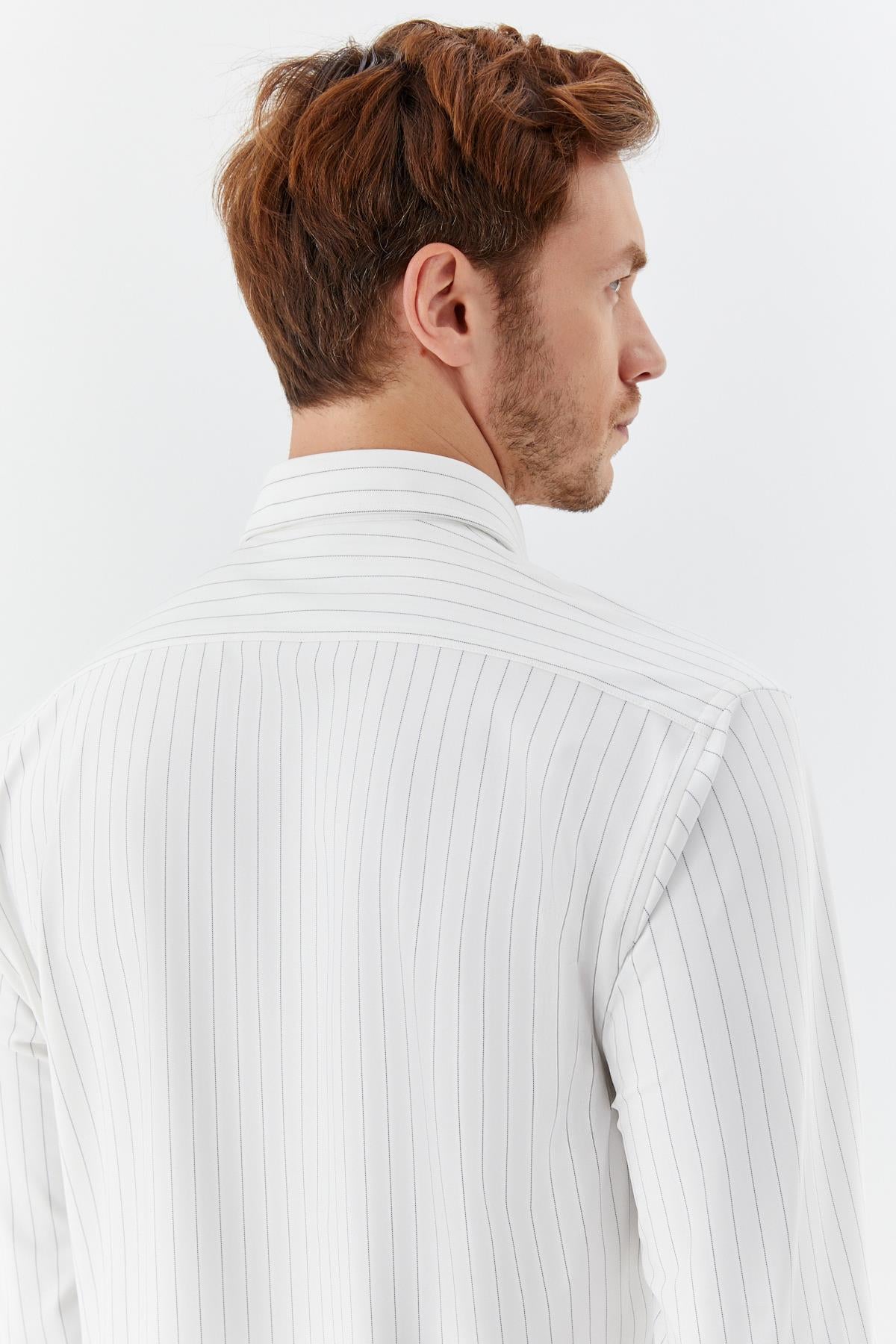 Erkek Beyaz-Siyah Dar Kesim Slim Fit Pamuklu Çizgili Uzun Kollu Klasik Yaka Gömlek