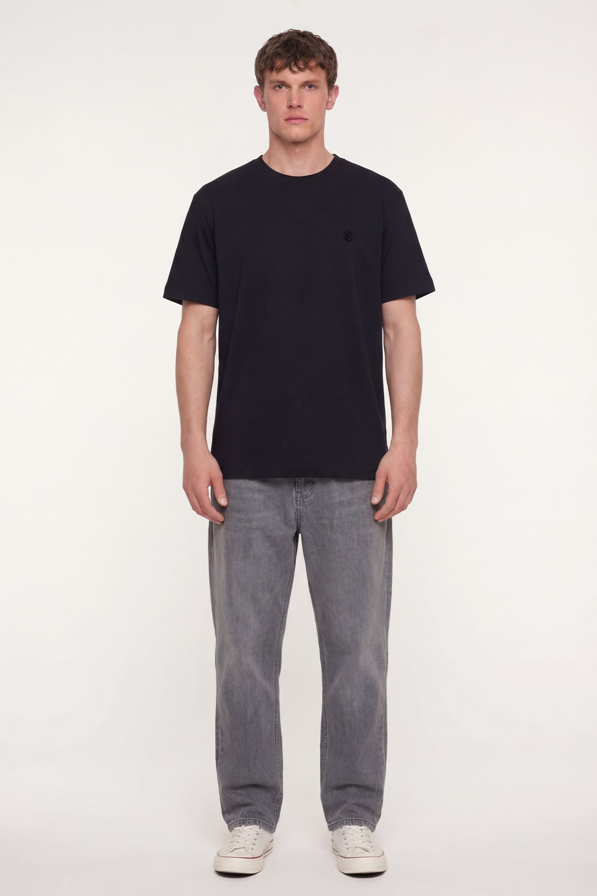 Siyah Nakışlı %100 Pamuk Bisiklet Yaka Düz Renk Basic T-Shirt
