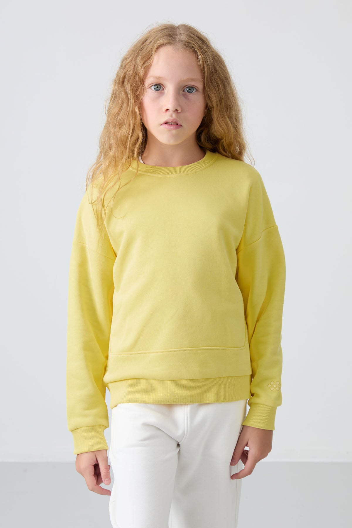Sarı Pamuklu İçi Tüylü Yumuşak Dokulu Oversize Nakışlı Kız Çocuk Sweatshirt - 75150