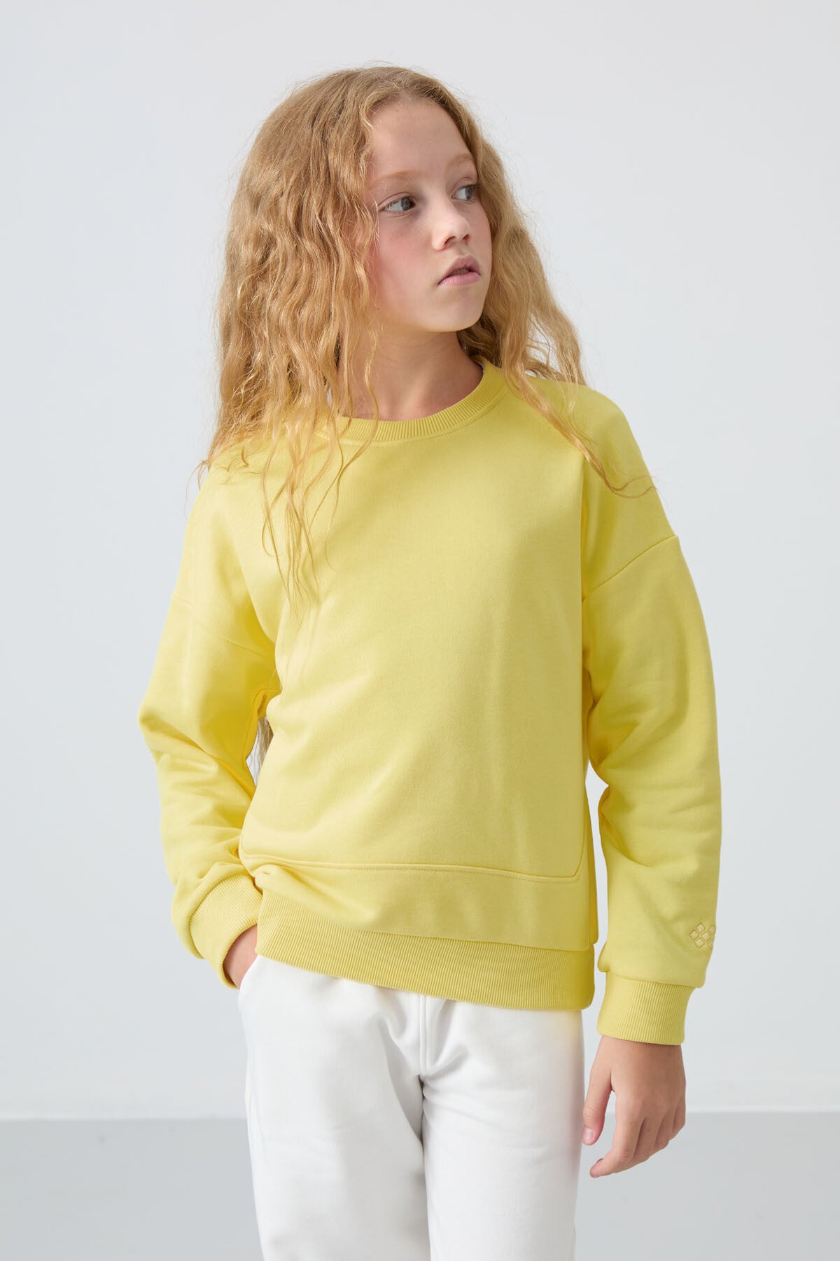 Sarı Pamuklu İçi Tüylü Yumuşak Dokulu Oversize Nakışlı Kız Çocuk Sweatshirt - 75150