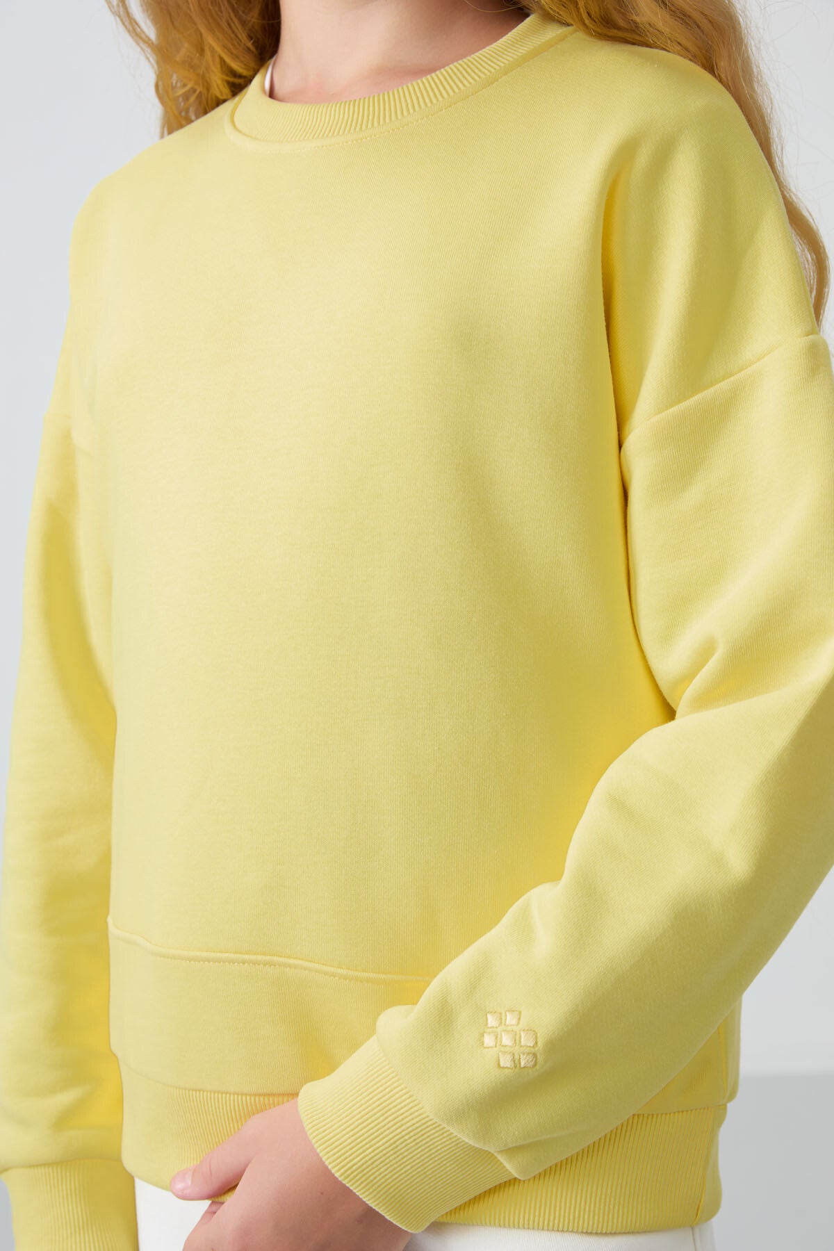Sarı Pamuklu İçi Tüylü Yumuşak Dokulu Oversize Nakışlı Kız Çocuk Sweatshirt - 75150