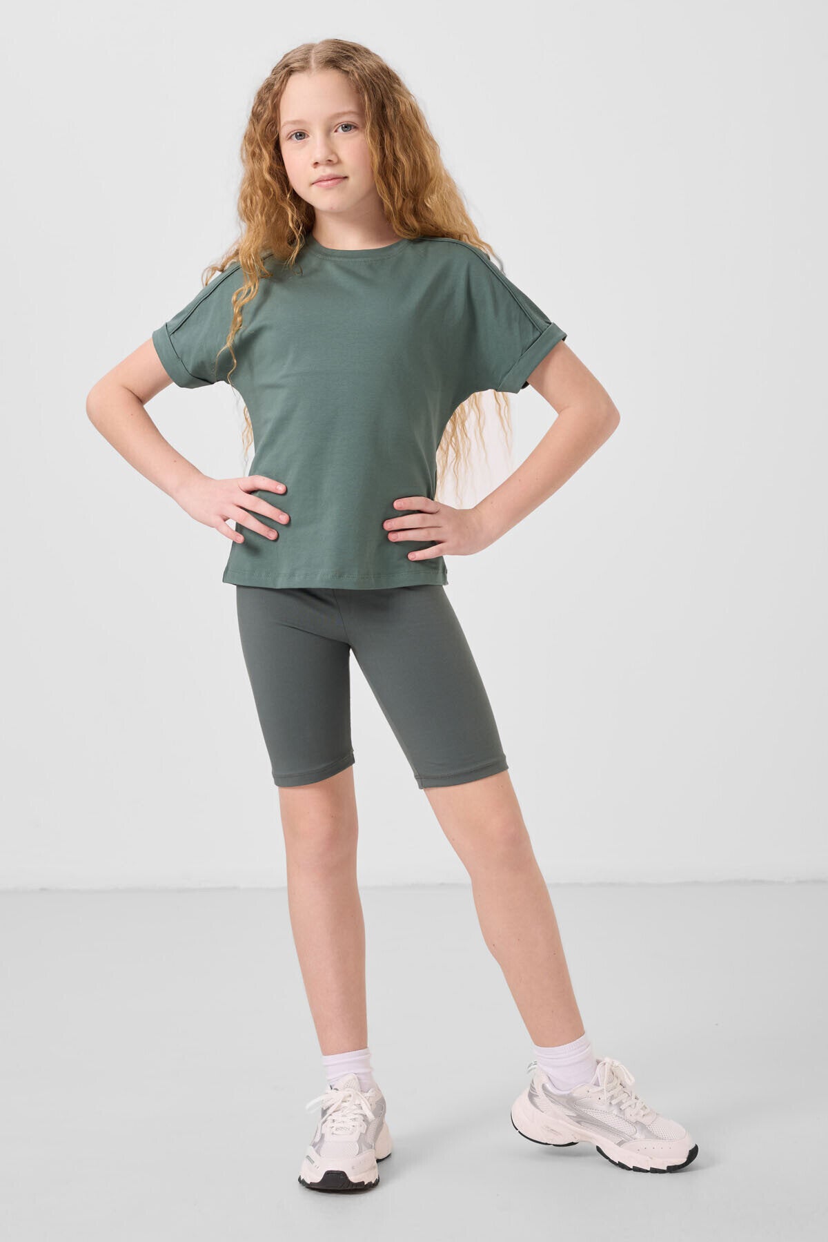 Oversize Fit O Yaka Basic 3'lü Paket Beyaz-Koyu Bej-Açık Yeşil Kız Çocuk T-Shirt - 75182