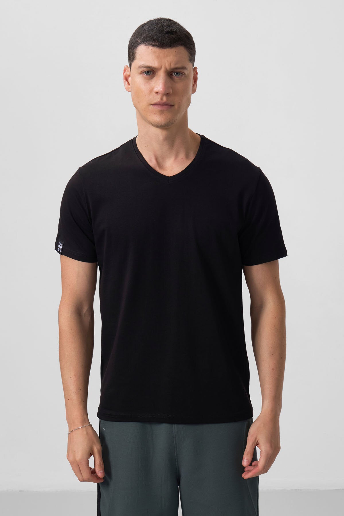 Standart Fit Basic V Yaka 2'li Paket Siyah-Beyaz Erkek T-Shirt - 87912