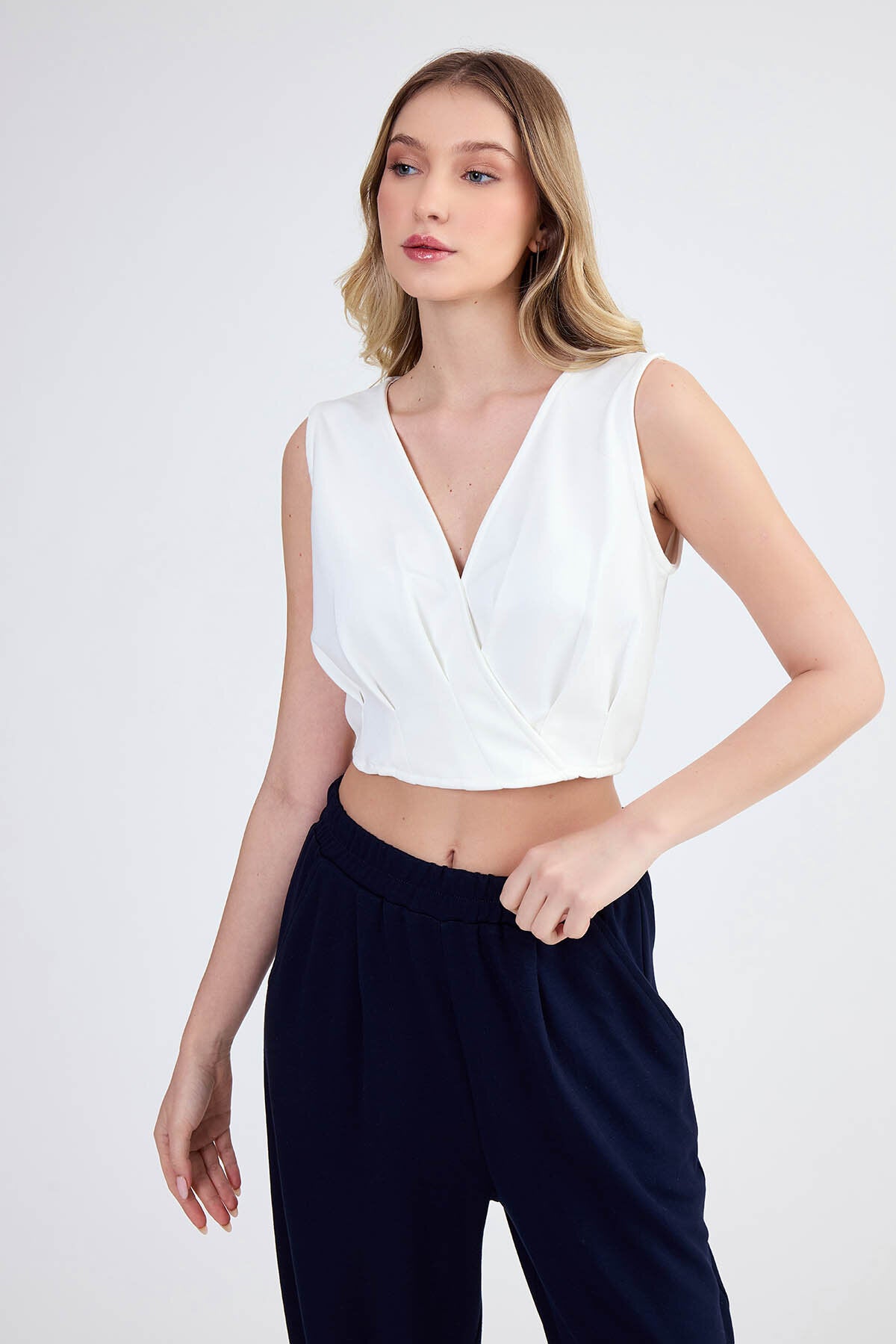 Sıfır Kol V Yaka Crop Modal Bluz