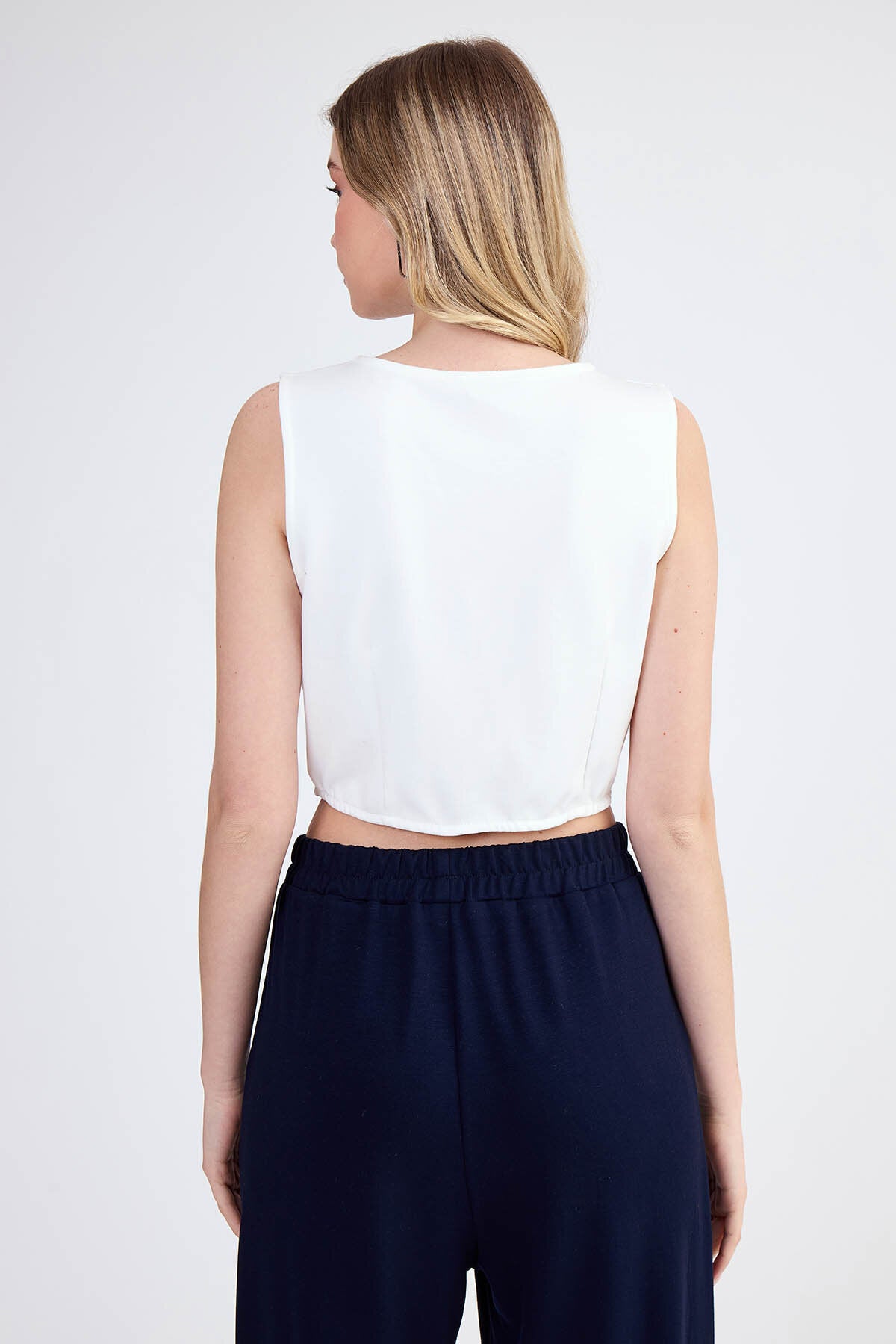 Sıfır Kol V Yaka Crop Modal Bluz