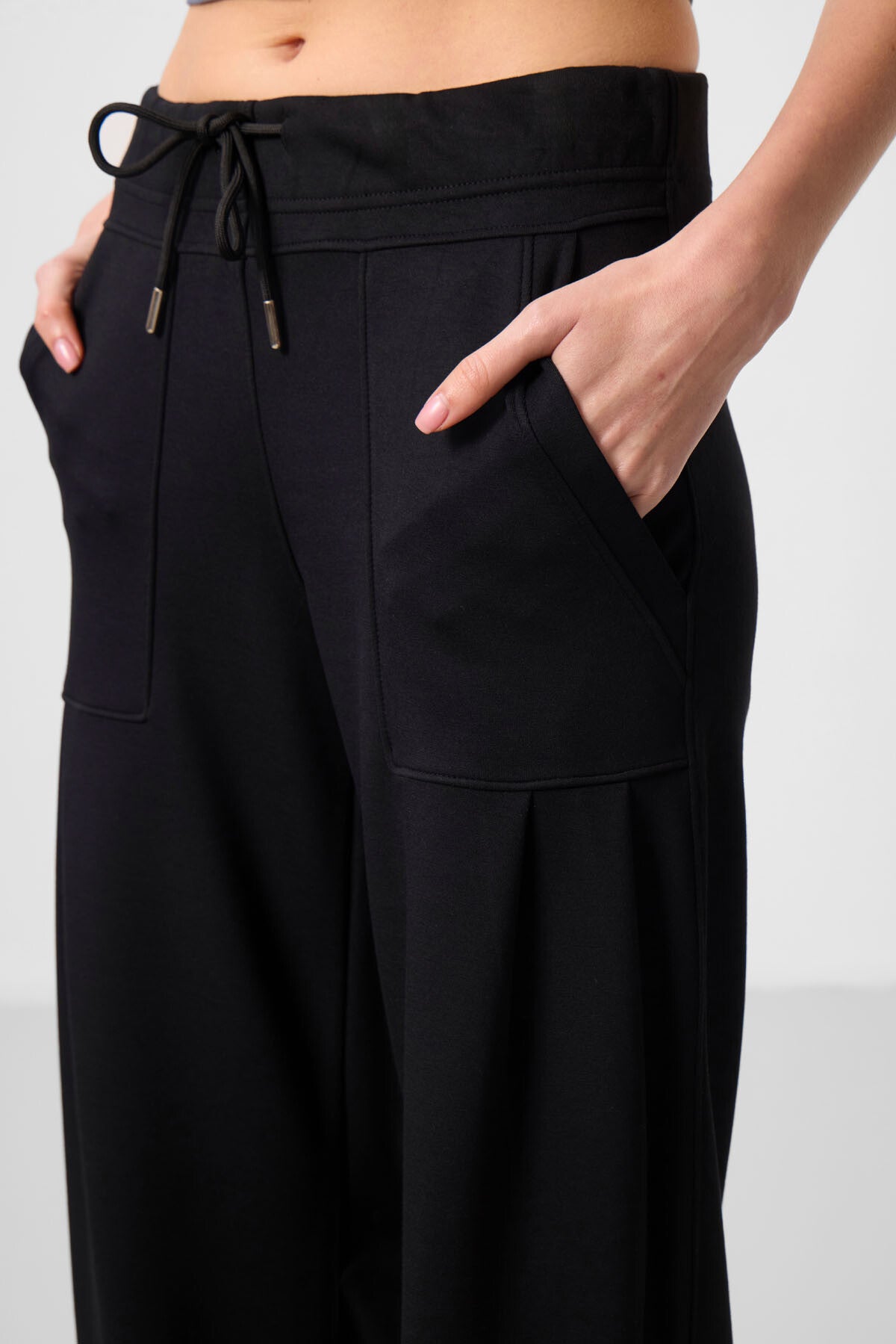 Siyah Yumuşak Dokulu Cep Detaylı Rahat Form Kadın Pantolon - 94672