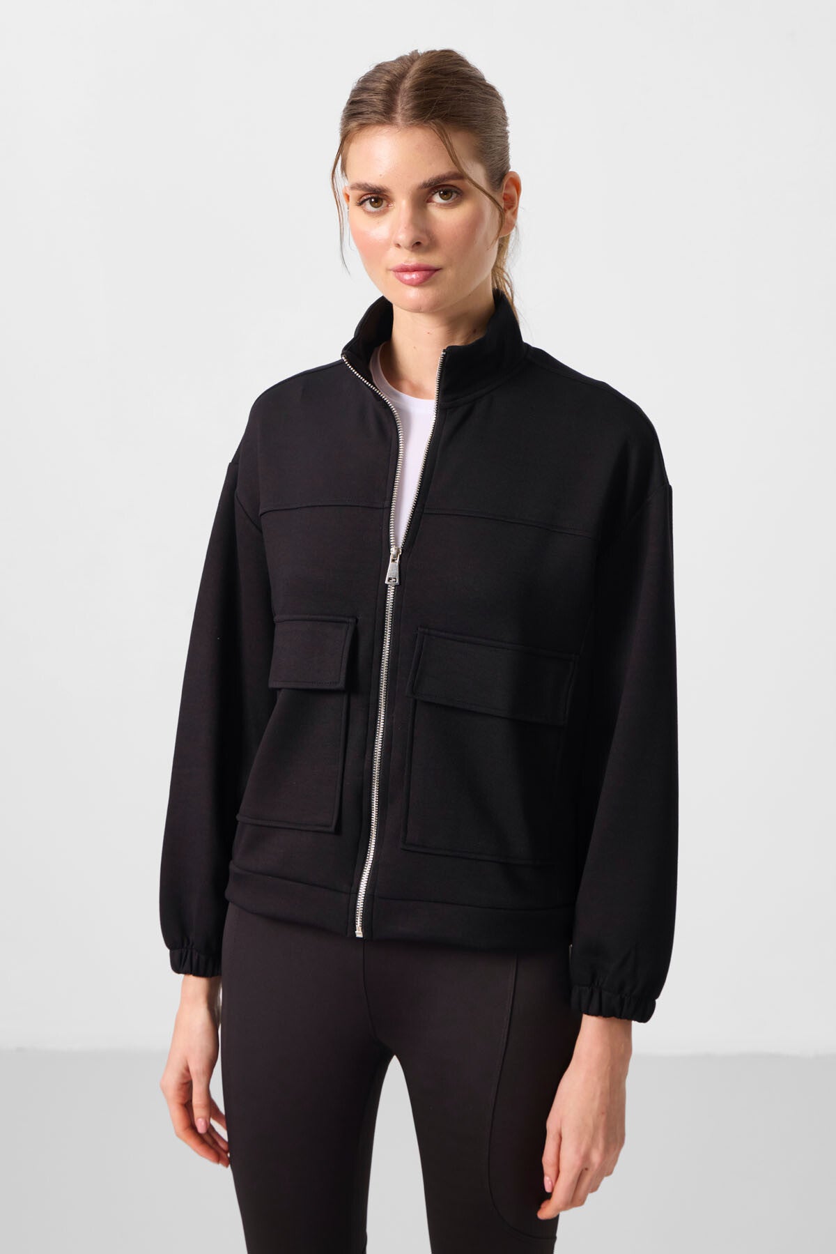 Siyah Yumuşak Dokulu Dik Yaka Oversize Kargo Cepli Kadın Crop Top Sweatshirt - 97301