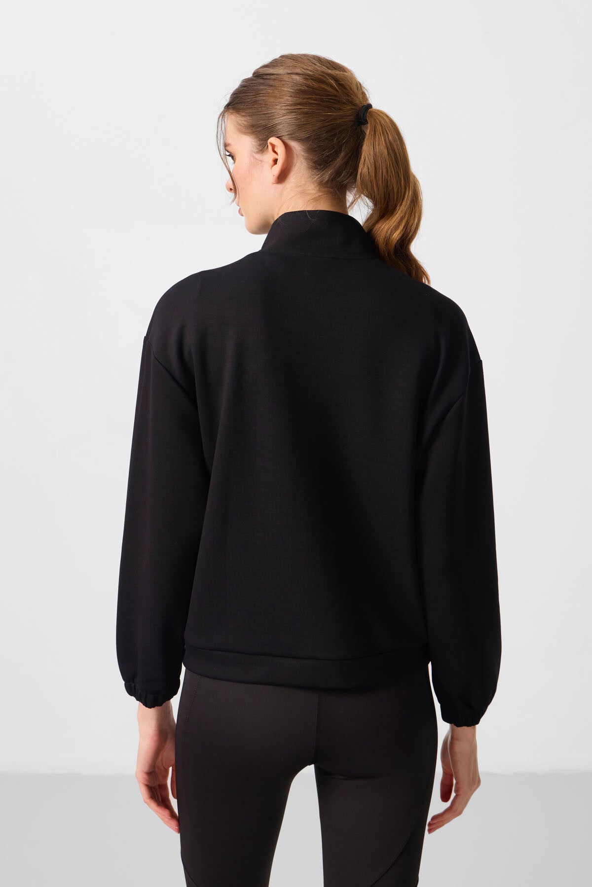 Siyah Yumuşak Dokulu Dik Yaka Oversize Kargo Cepli Kadın Crop Top Sweatshirt - 97301