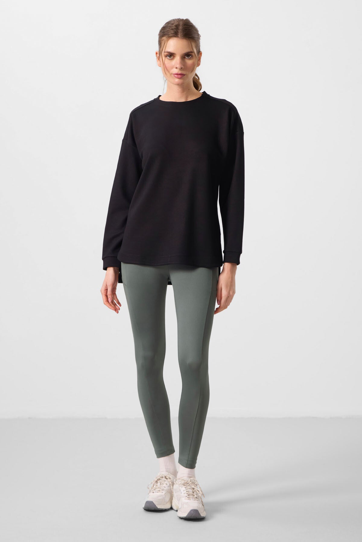 Siyah Yumuşak Dokulu O Yaka Rahat Form Kadın Tunik Sweatshirt - 97305